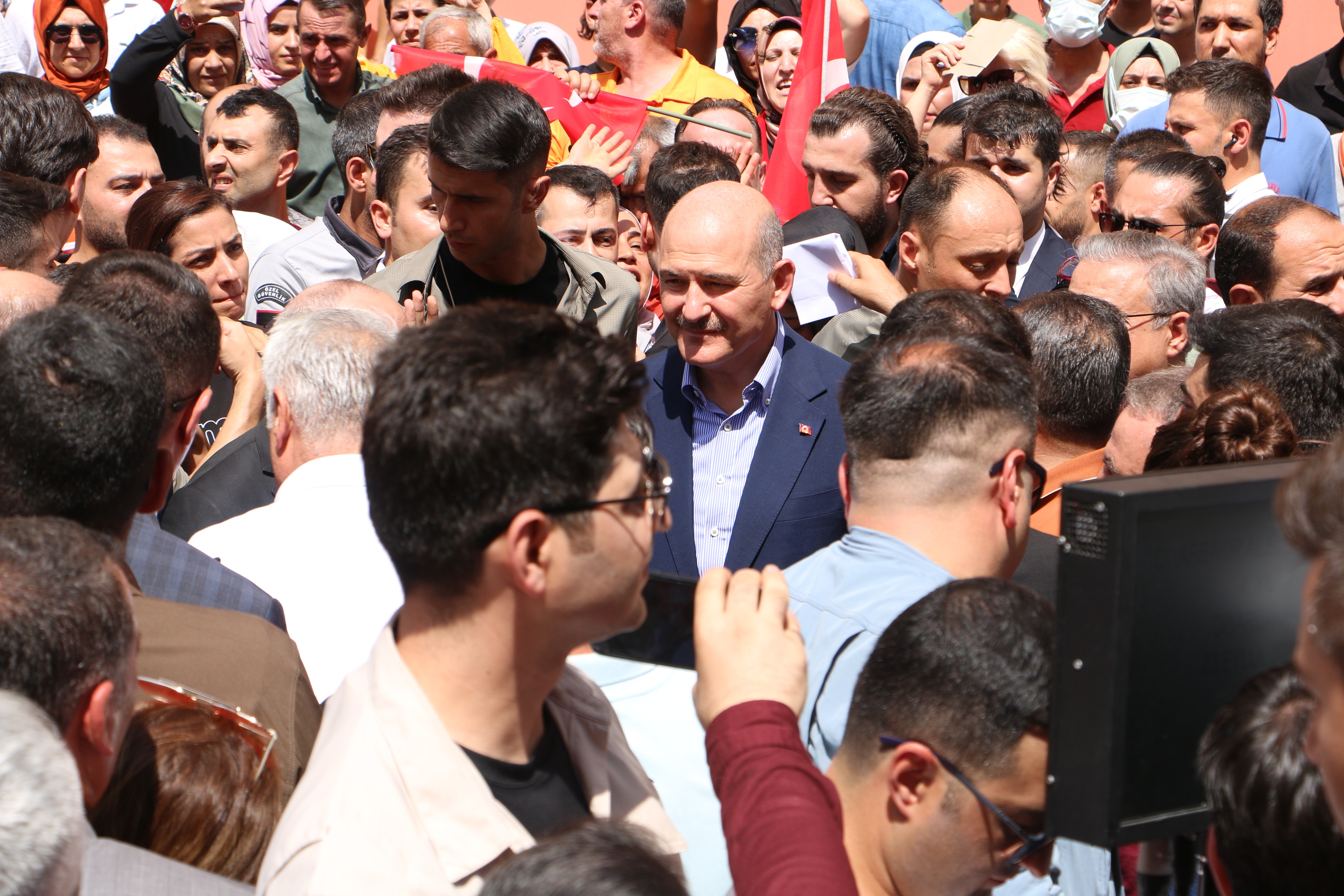 Bakan Soylu evlat nöbetinde olan annelerle bir araya geldi