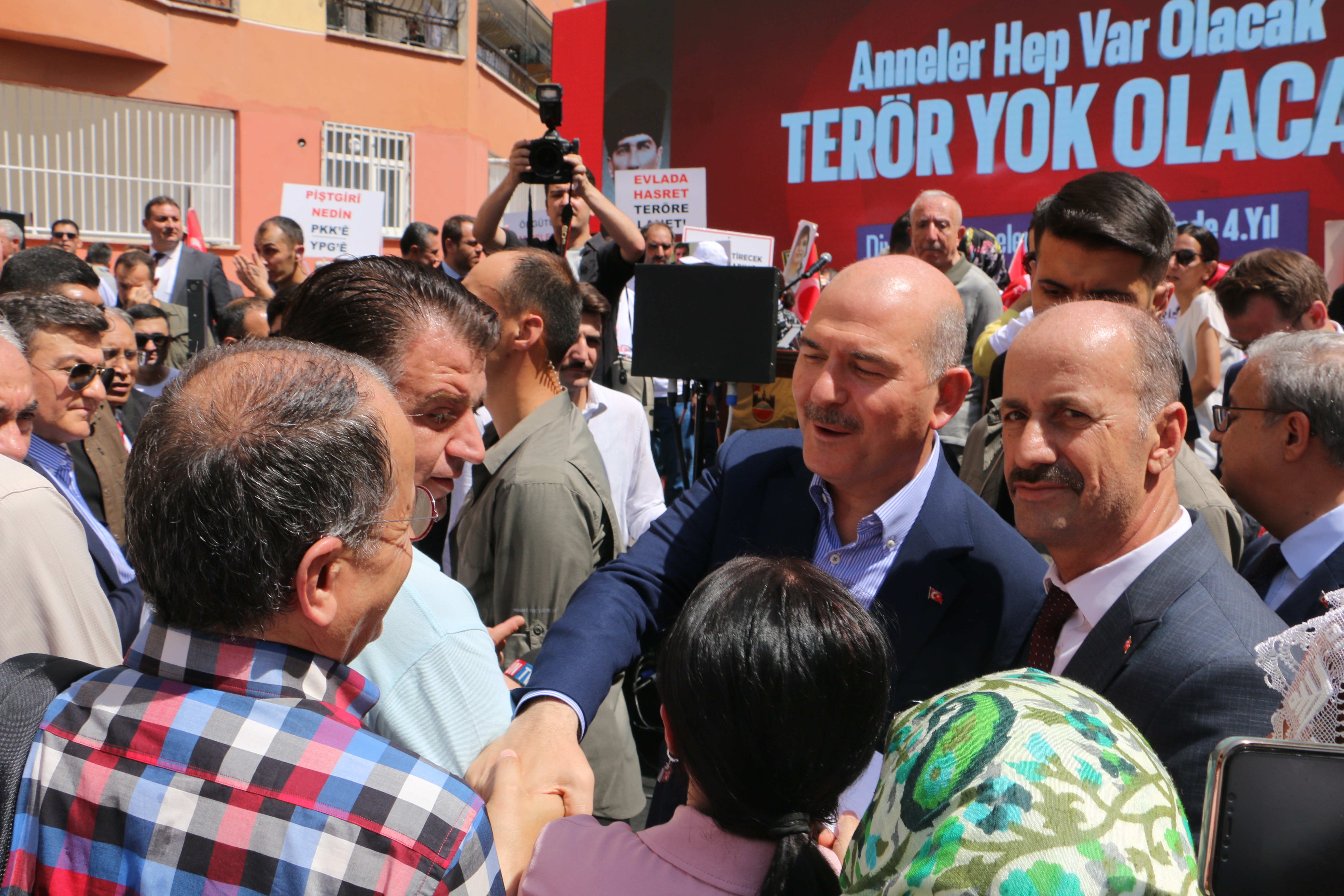 Bakan Soylu evlat nöbetinde olan annelerle bir araya geldi