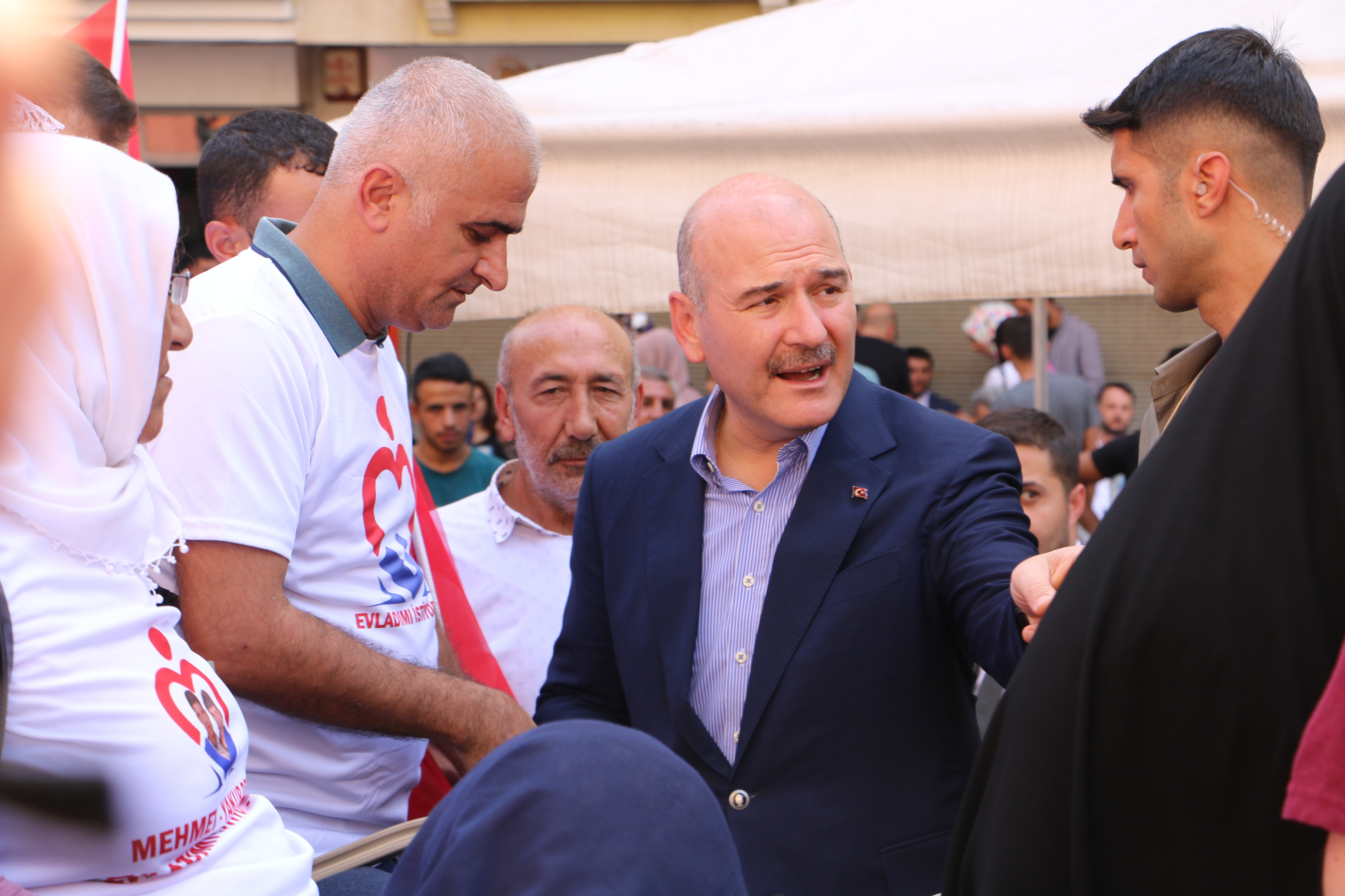 Bakan Soylu evlat nöbetinde olan annelerle bir araya geldi
