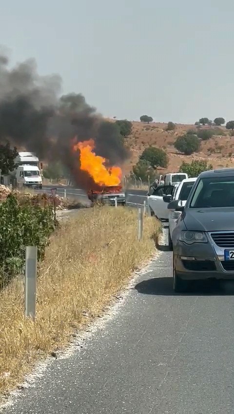 Şanlıurfa'da alev alan otomobil küle döndü