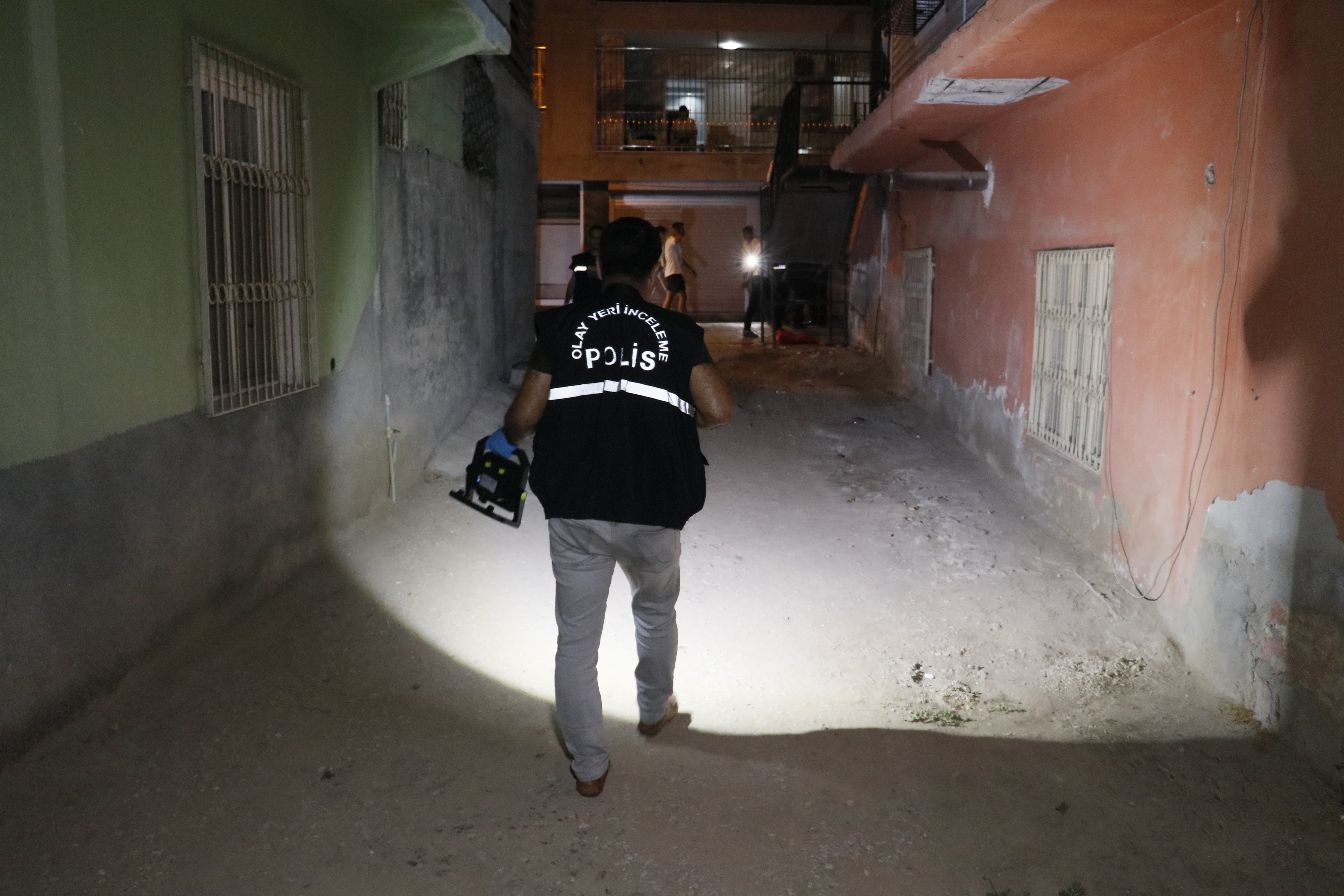 Maganda kurşunu genç kızı yaraladı