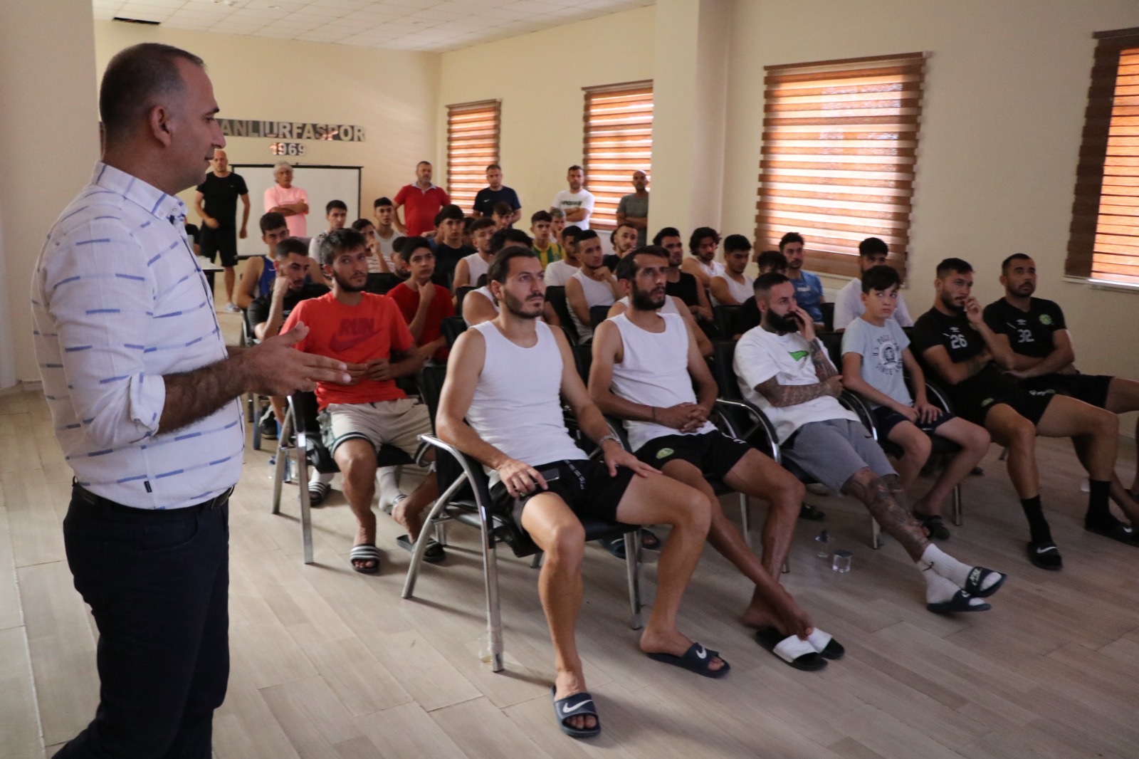 Urfaspor'da futbolculara kural değişiklikleri anlatıldı