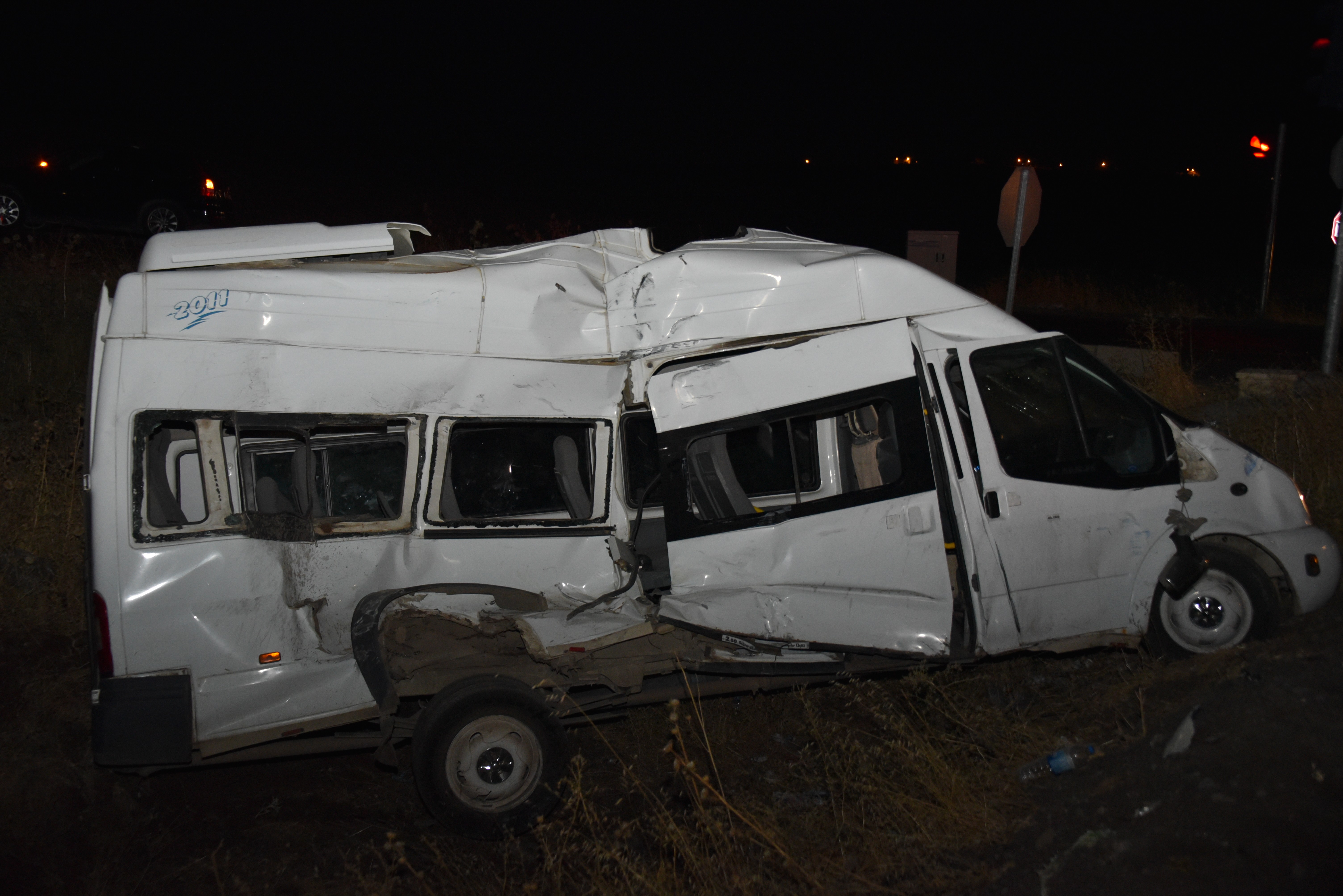 Siverek'te kamyon ile minibüs çarpıştı: 3 yaralı