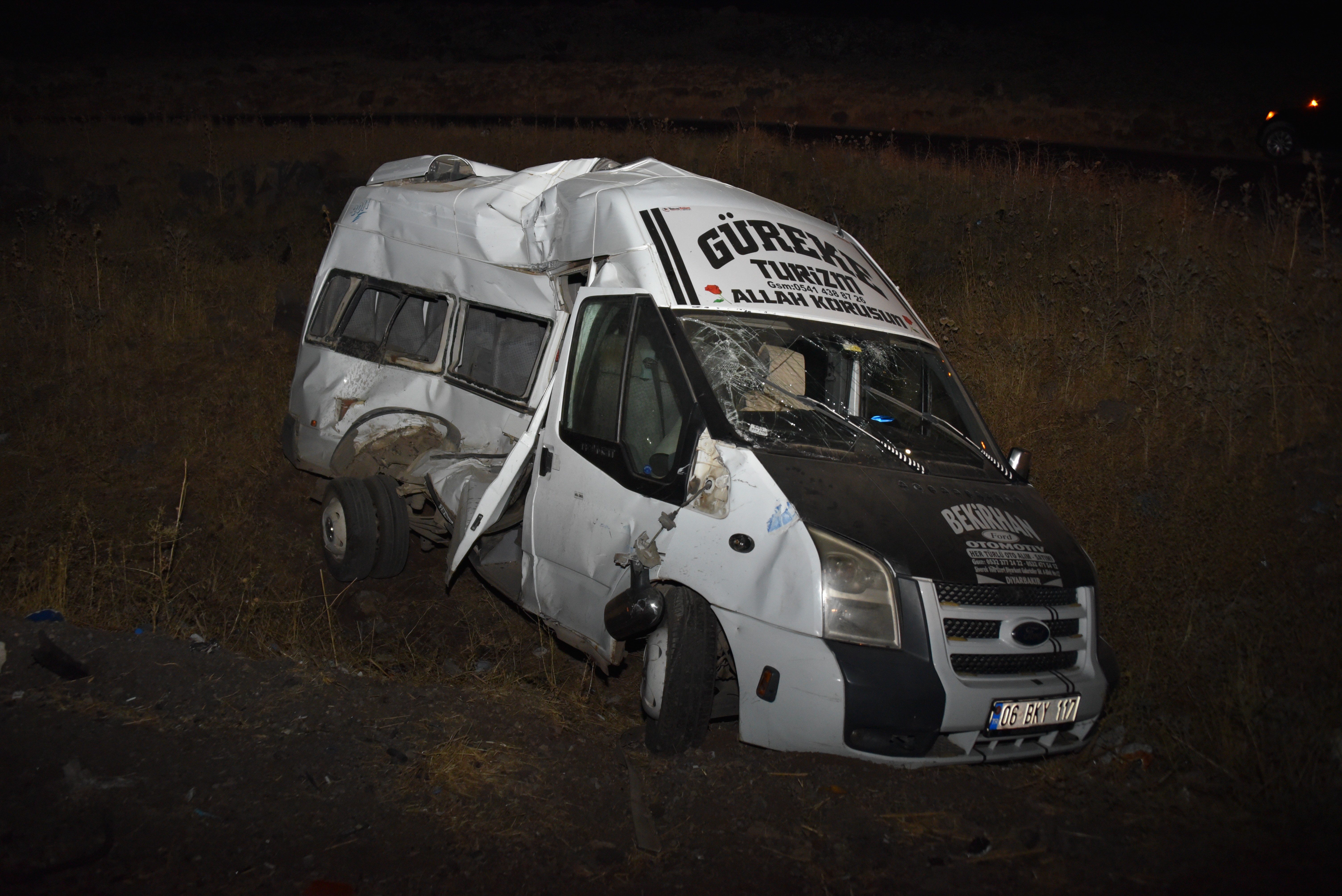Siverek'te kamyon ile minibüs çarpıştı: 3 yaralı