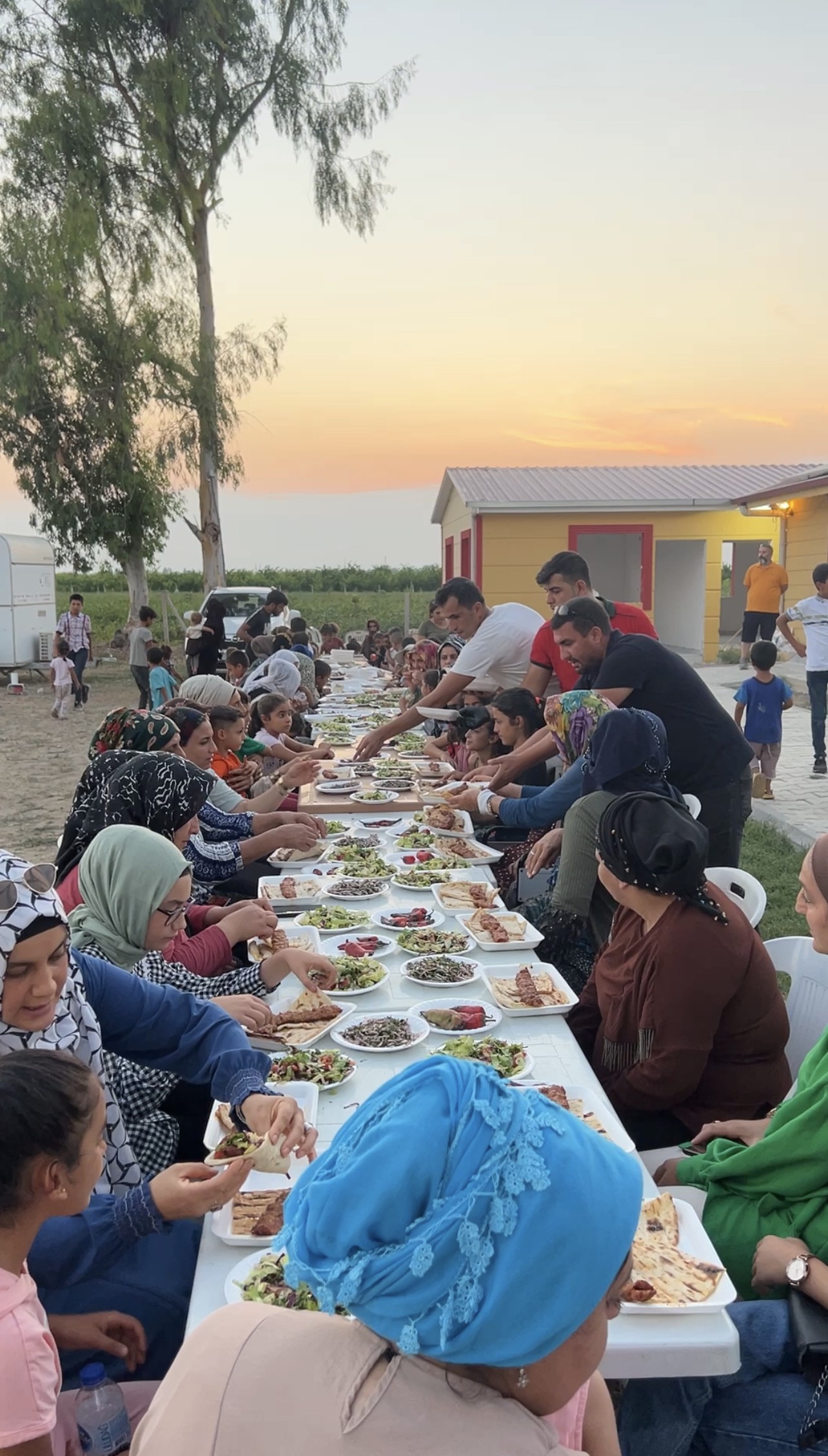 Tarım işi yapan çocukların sinema sevinci