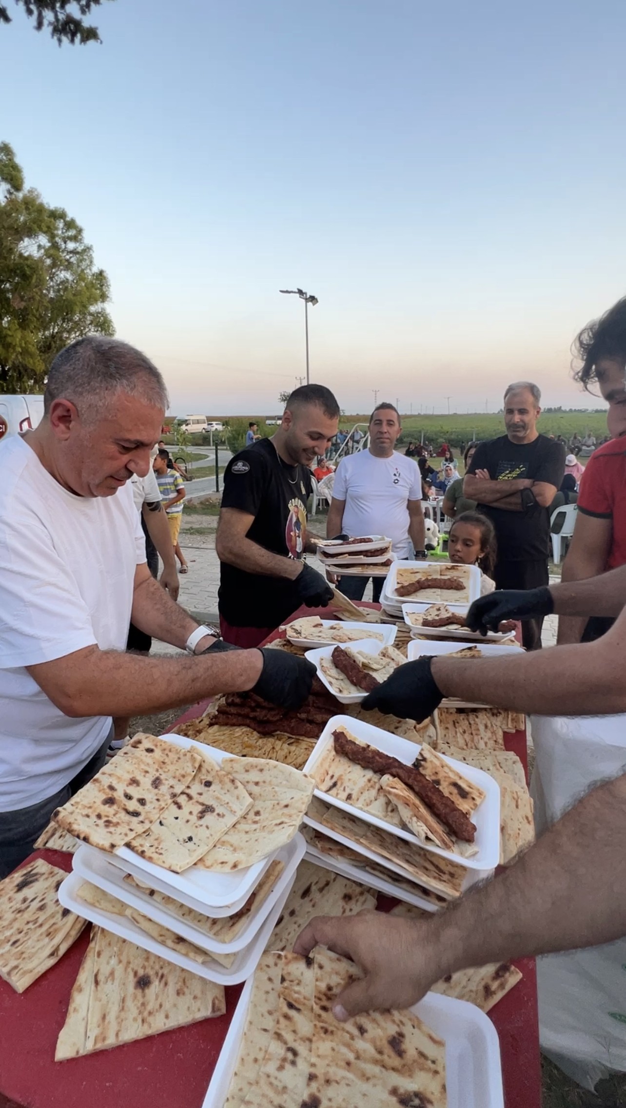 Tarım işi yapan çocukların sinema sevinci
