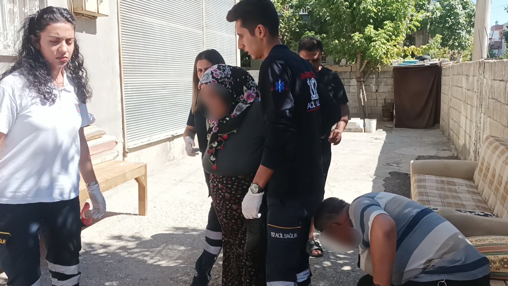 Annesini bıçakladı, babasını darp etti