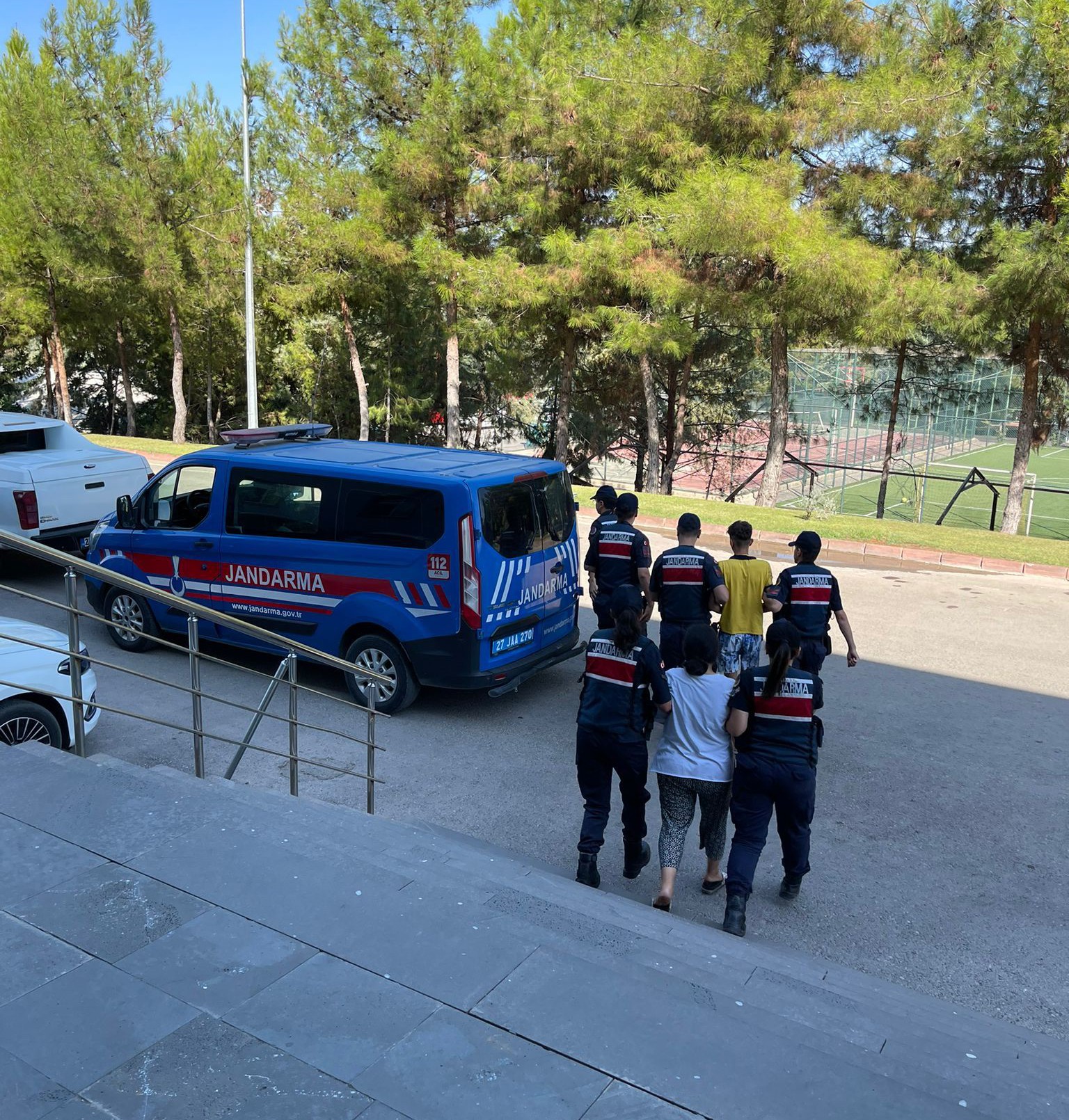 Bebeklerini çöpe bırakan anne ve baba tutuklandı