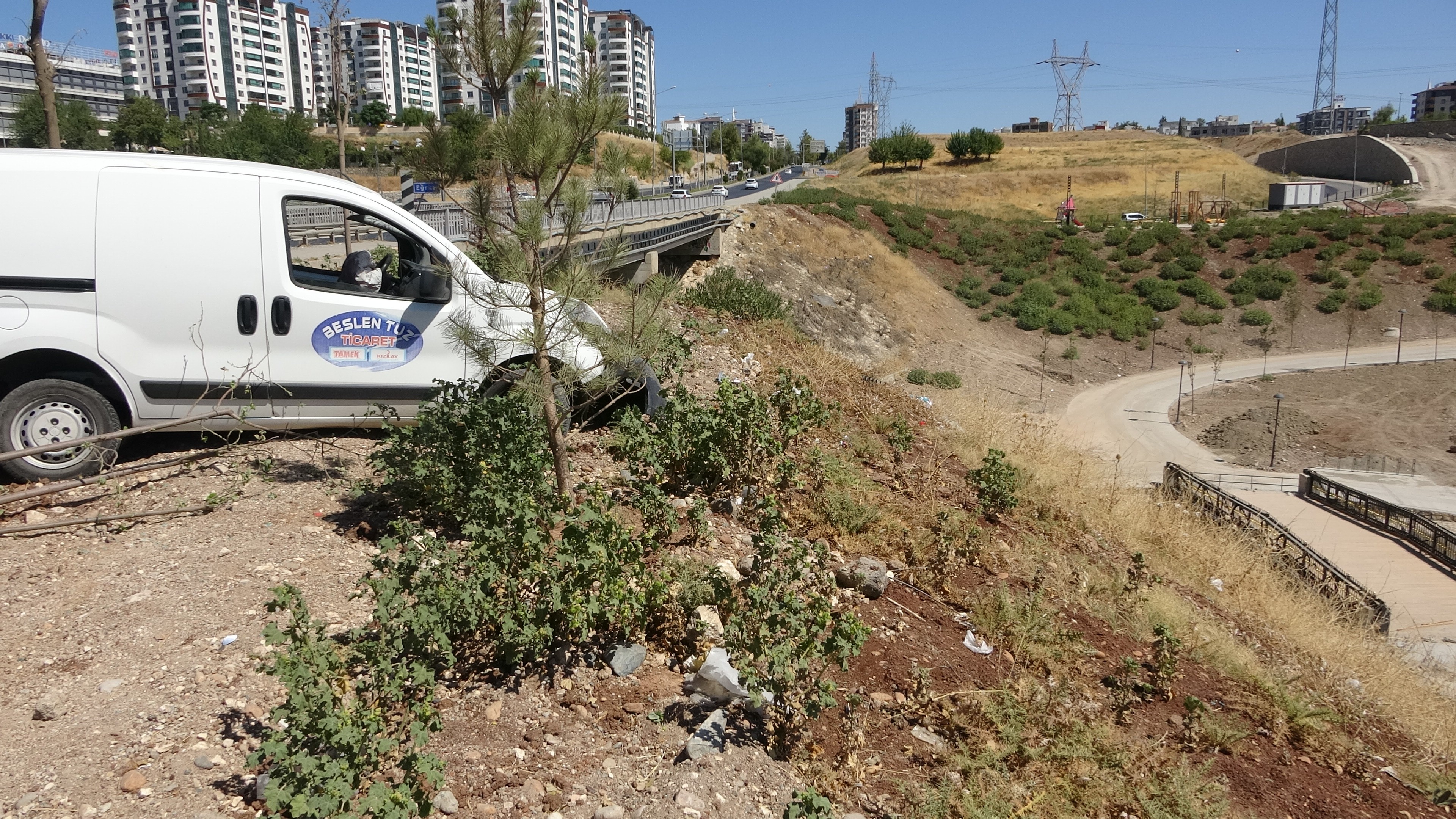 Otomobil sürücüsü uçuruma yuvarlanmaktan kıl payı kurtuldu