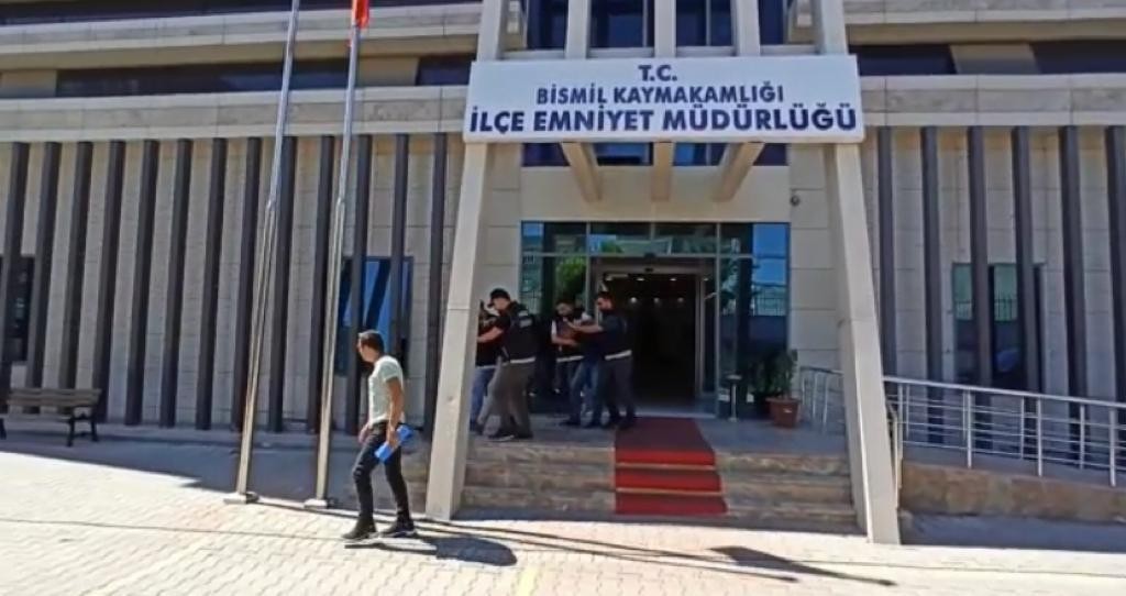 Saklama kabında uyuşturucu taşıdılar! 2 gözaltı