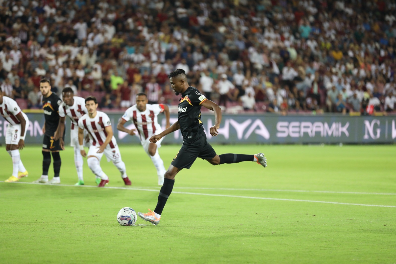 Bernard Mensah ilk golünü attı