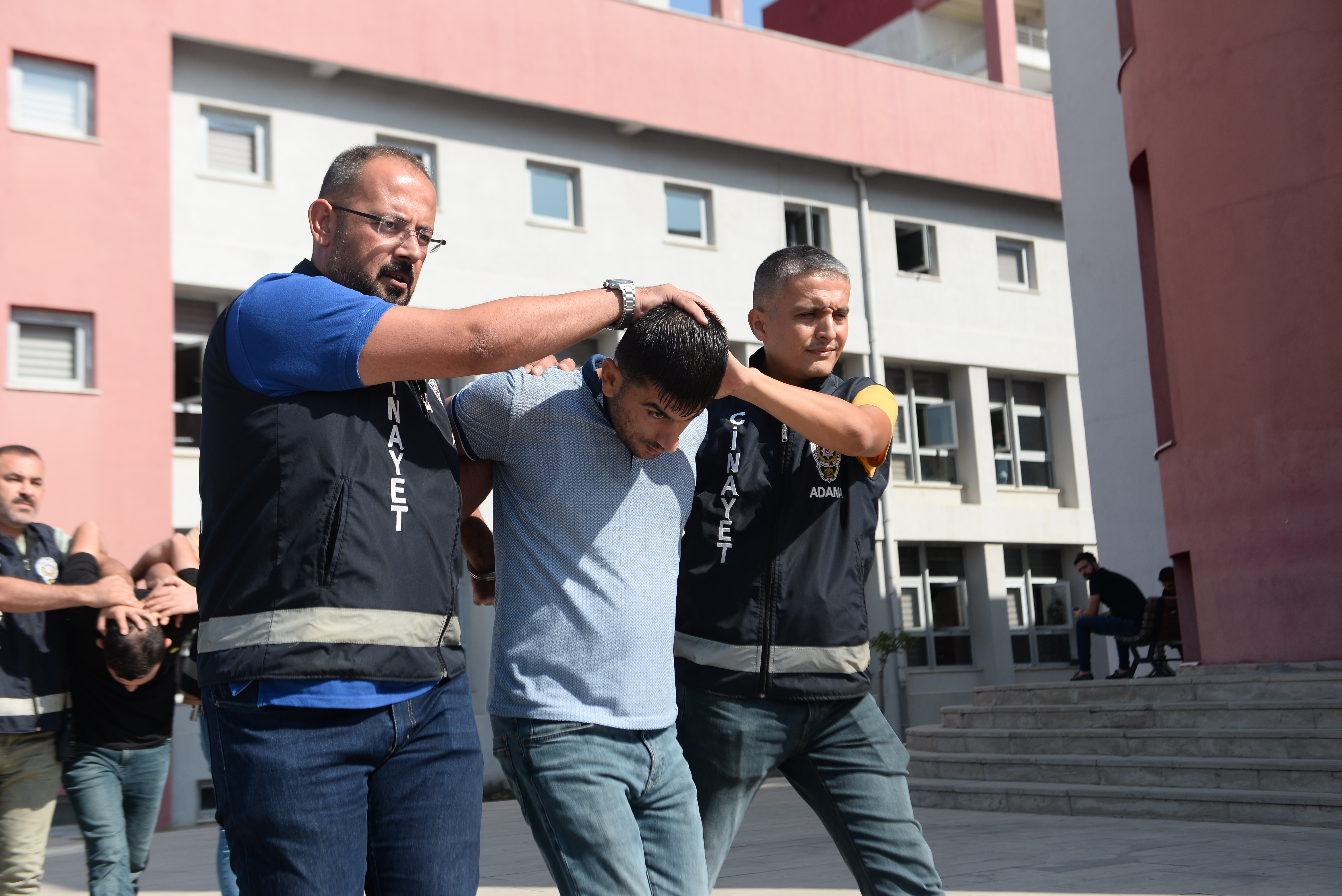 Hasımlarına sıktılar, başkasını öldürdüler