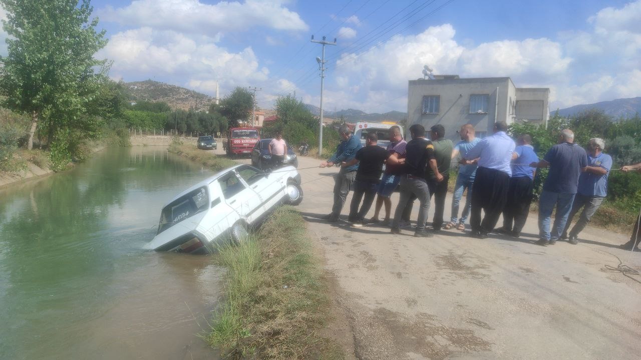 Otomobil sulama kanalına düştü