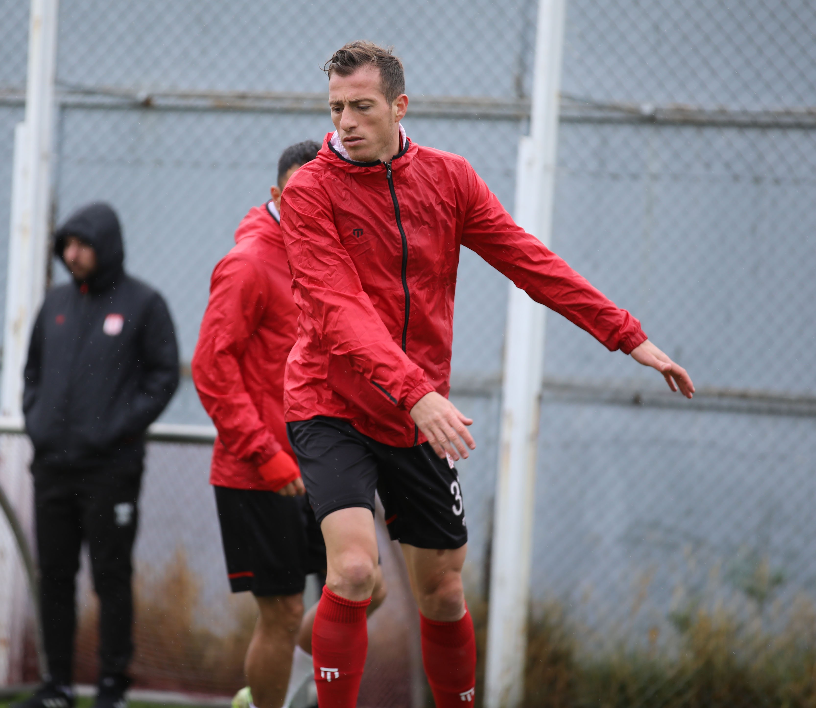 Sivasspor, sağanak altında çalıştı