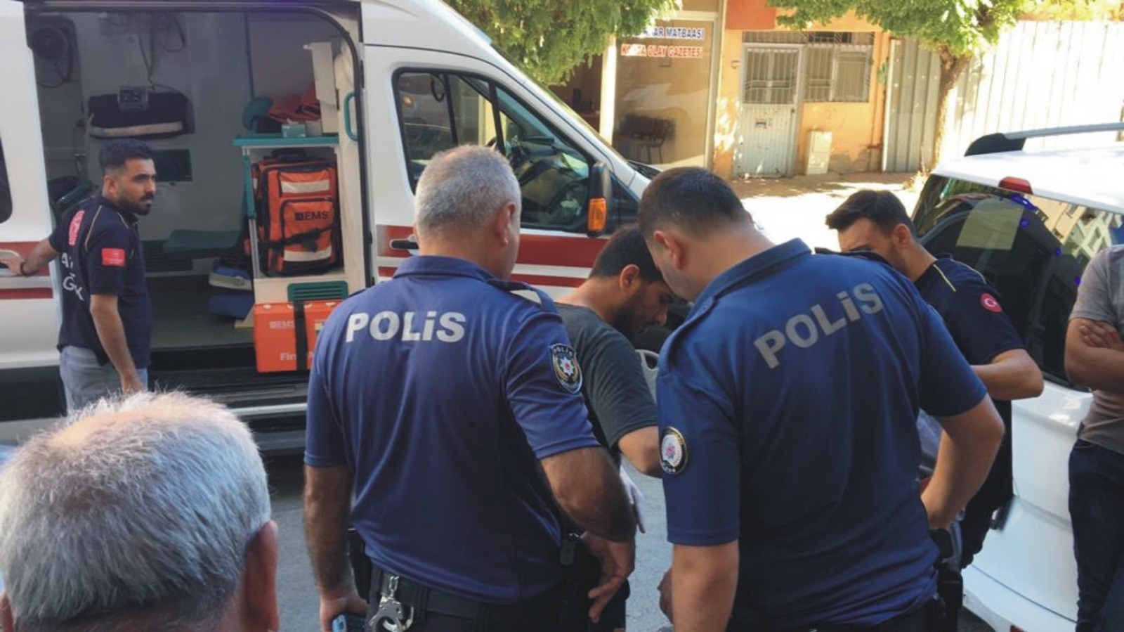 Aile içinde çıkan kavgada bir kişi babasını ve abisini bıçakladı