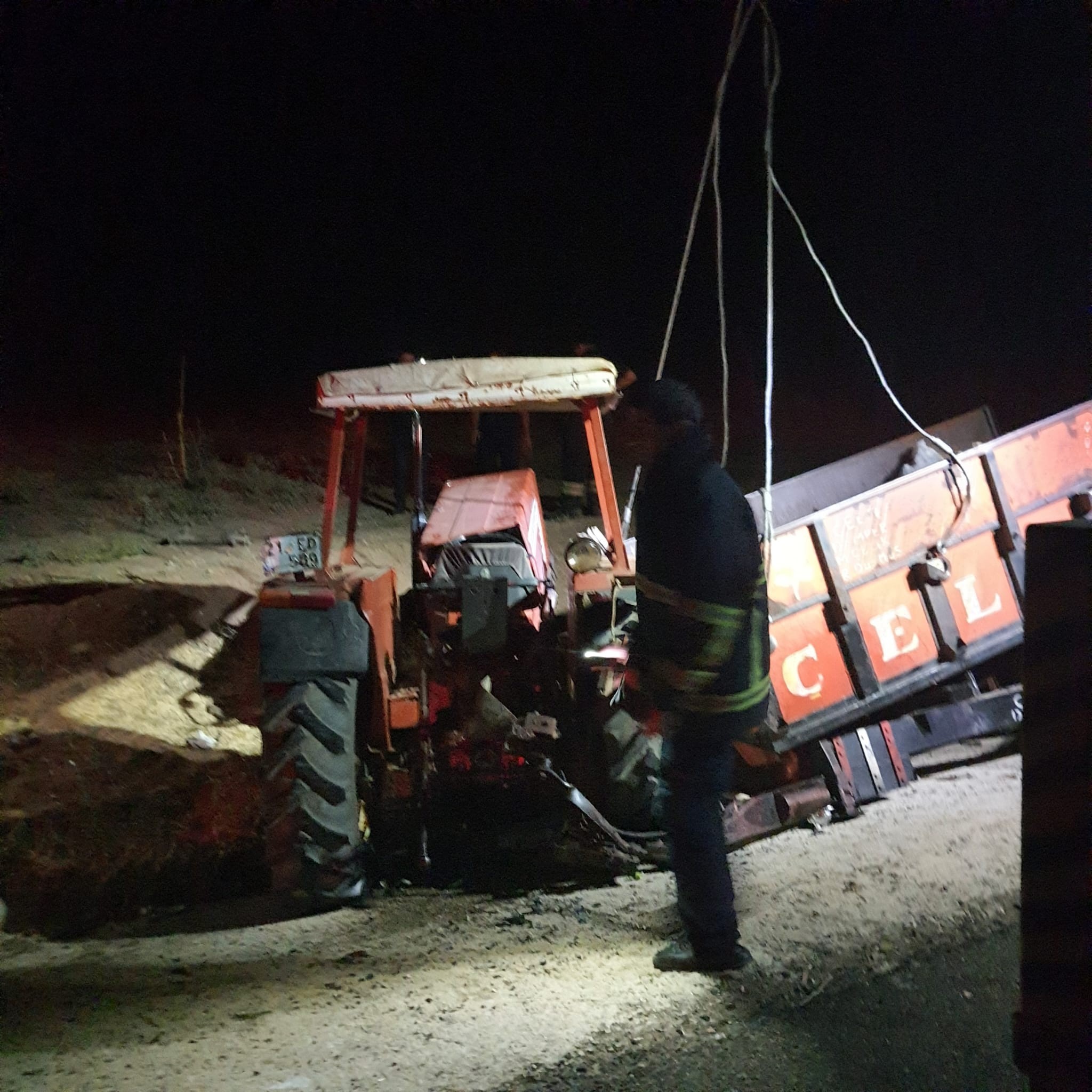 İşçileri taşıyan traktör ile kamyon çarpıştı! 1 ölü, 6 yaralı