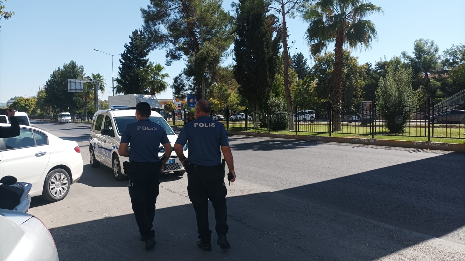 Psikolojik problemleri olan genç üst geçitten atlamak istedi