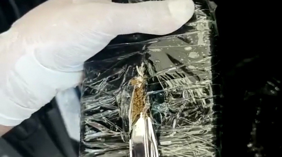 Minibüste 12 kilo esrar ele geçirildi