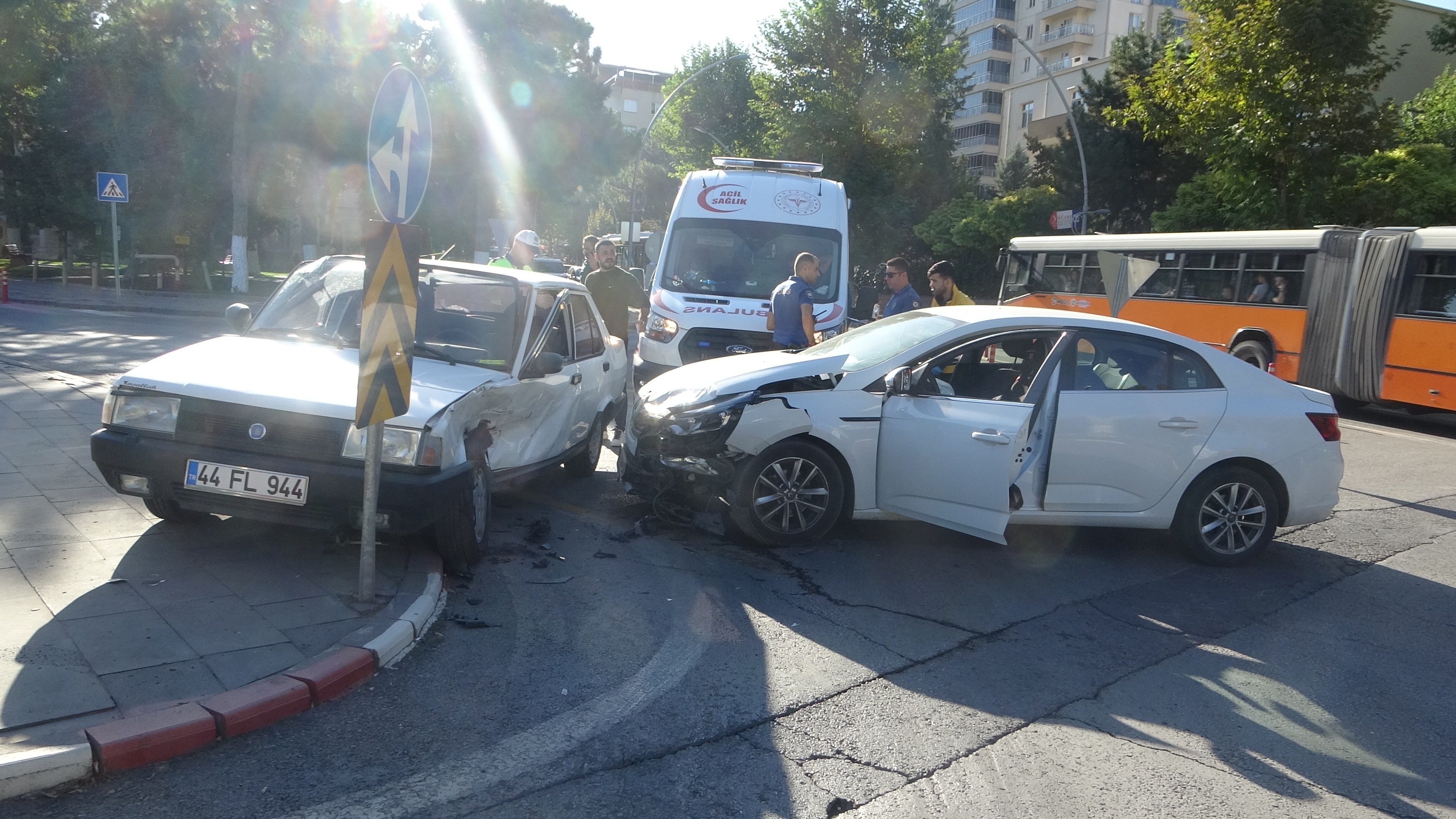 Otomobil kaza yaptı 1 kişi yaralandı