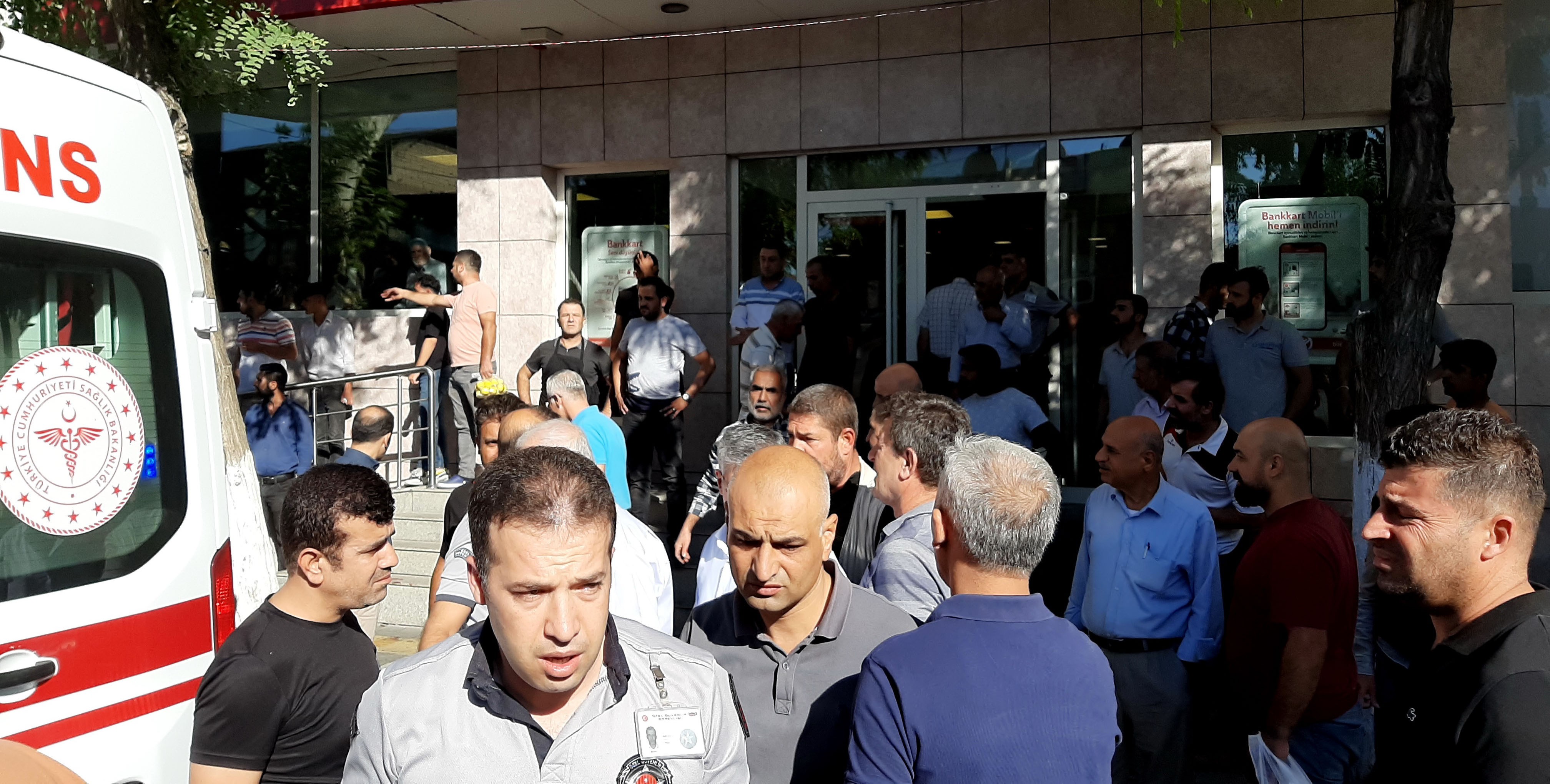 Bankanın güvenlik görevlisine husumetlisi kurşun yağdırdı