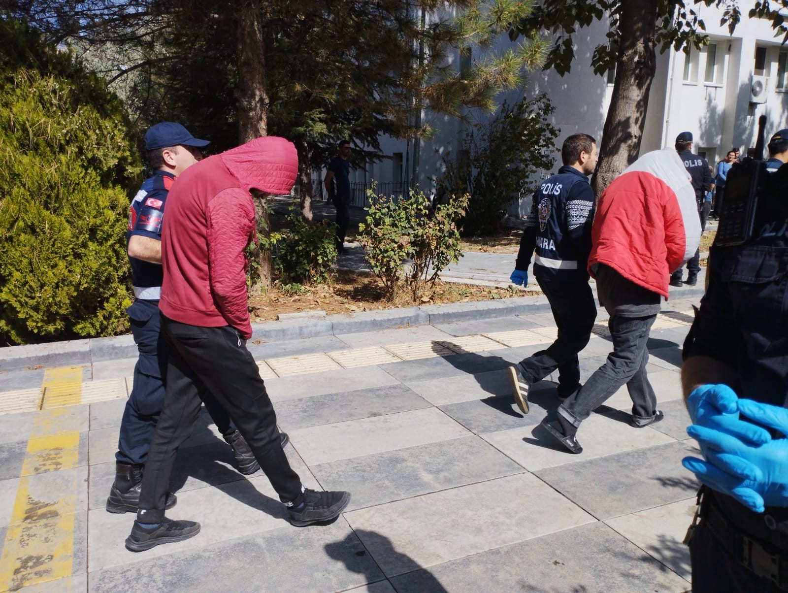 3 ilde uyuşturucu operasyonu: 32 gözaltı