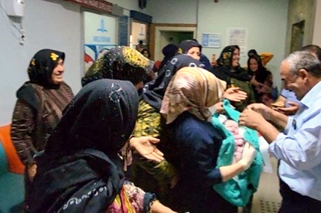 Urfalı ailenin 25 yıllık bebek hasreti son buldu