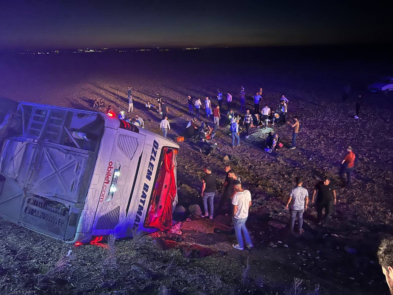 Suruç'ta yolcu otobüsü şarampole devrildi! 25 yaralı