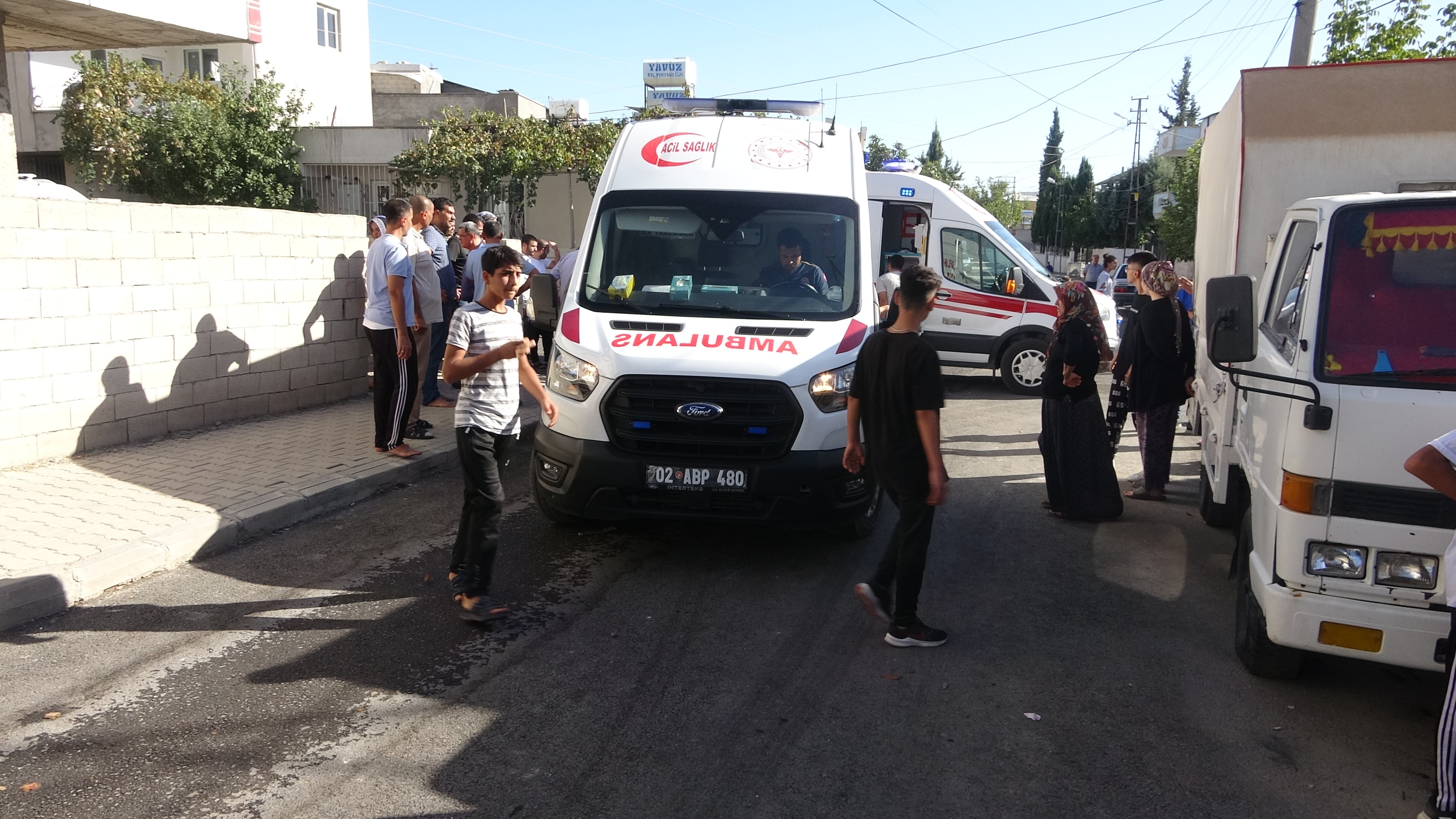 Elektrik teline dokunan çocuk ve arkadaşı yaralandı
