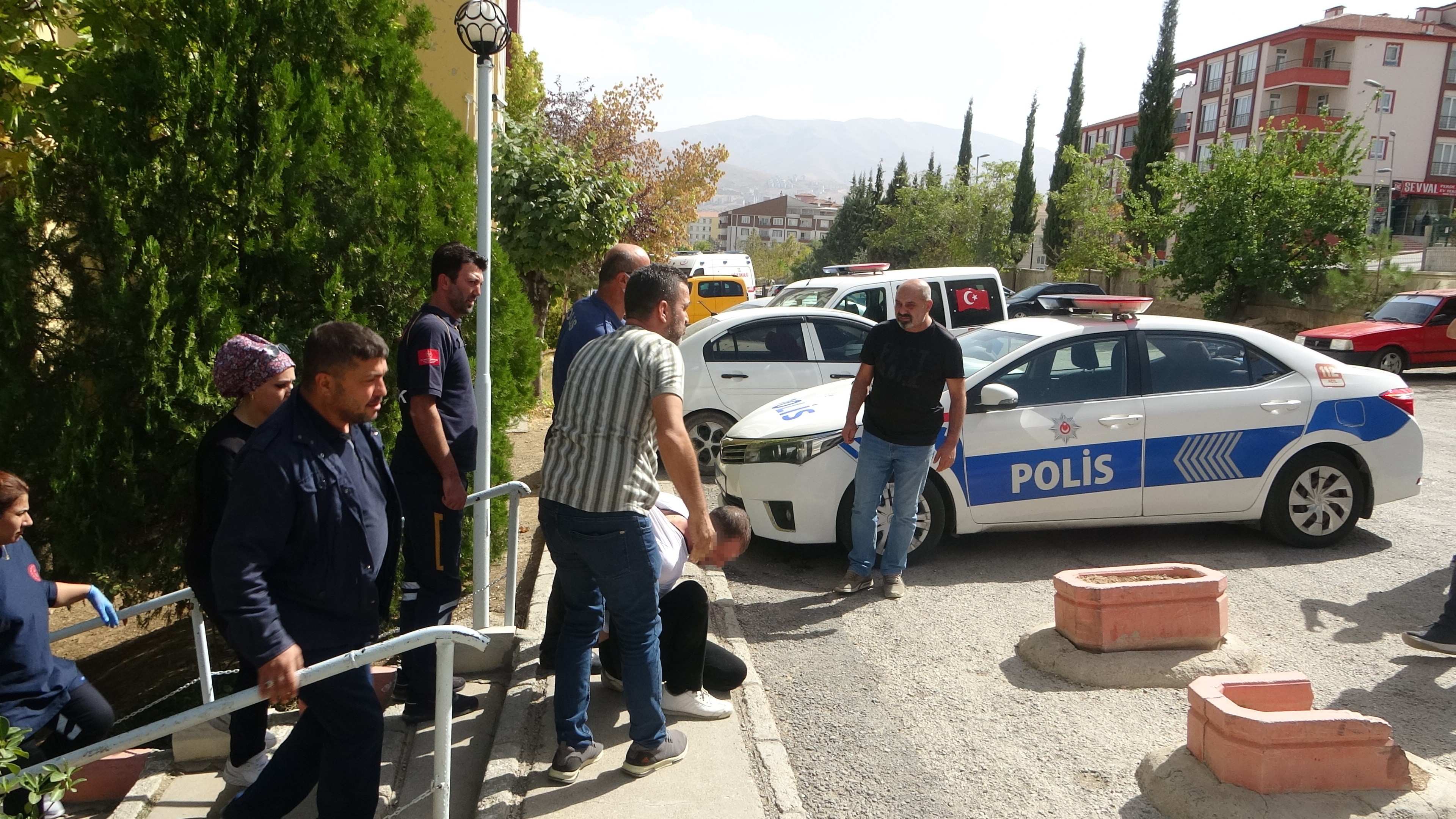 Evinde rehin tutuğu kişiyi polis ekipleri kurtardı
