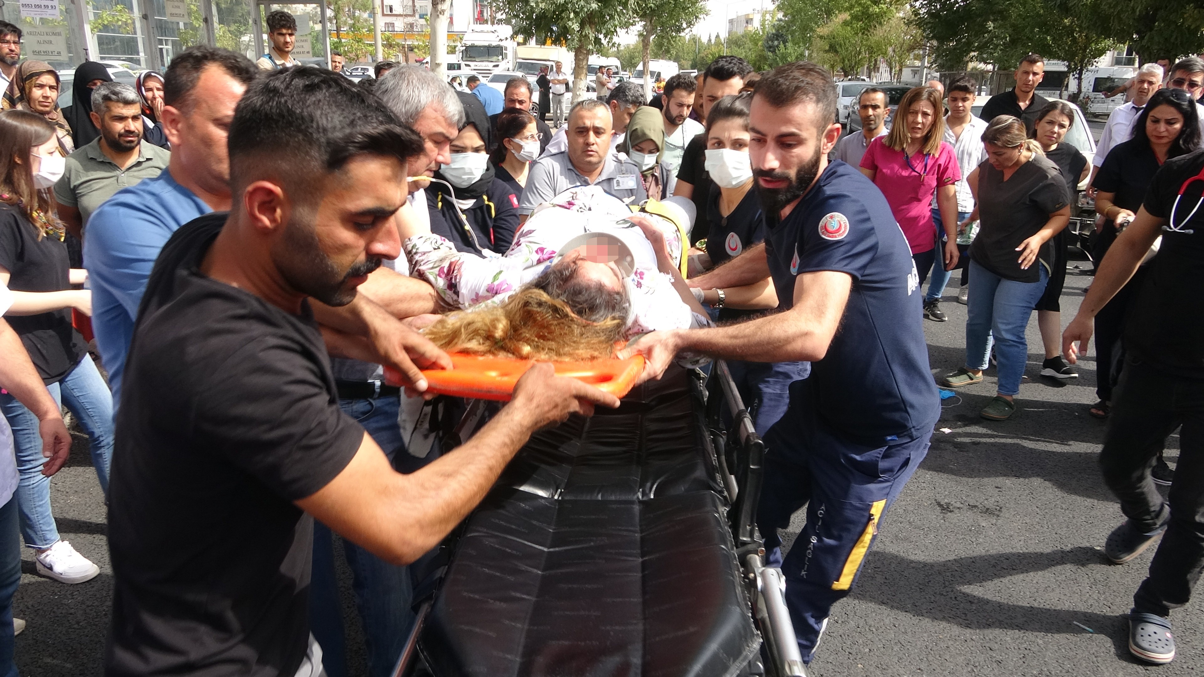 Otomobilin çarptığı hamile kadın yaşam savaşı veriyor