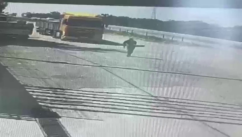 Park ettiği tırın altında kalan sürücü öldü