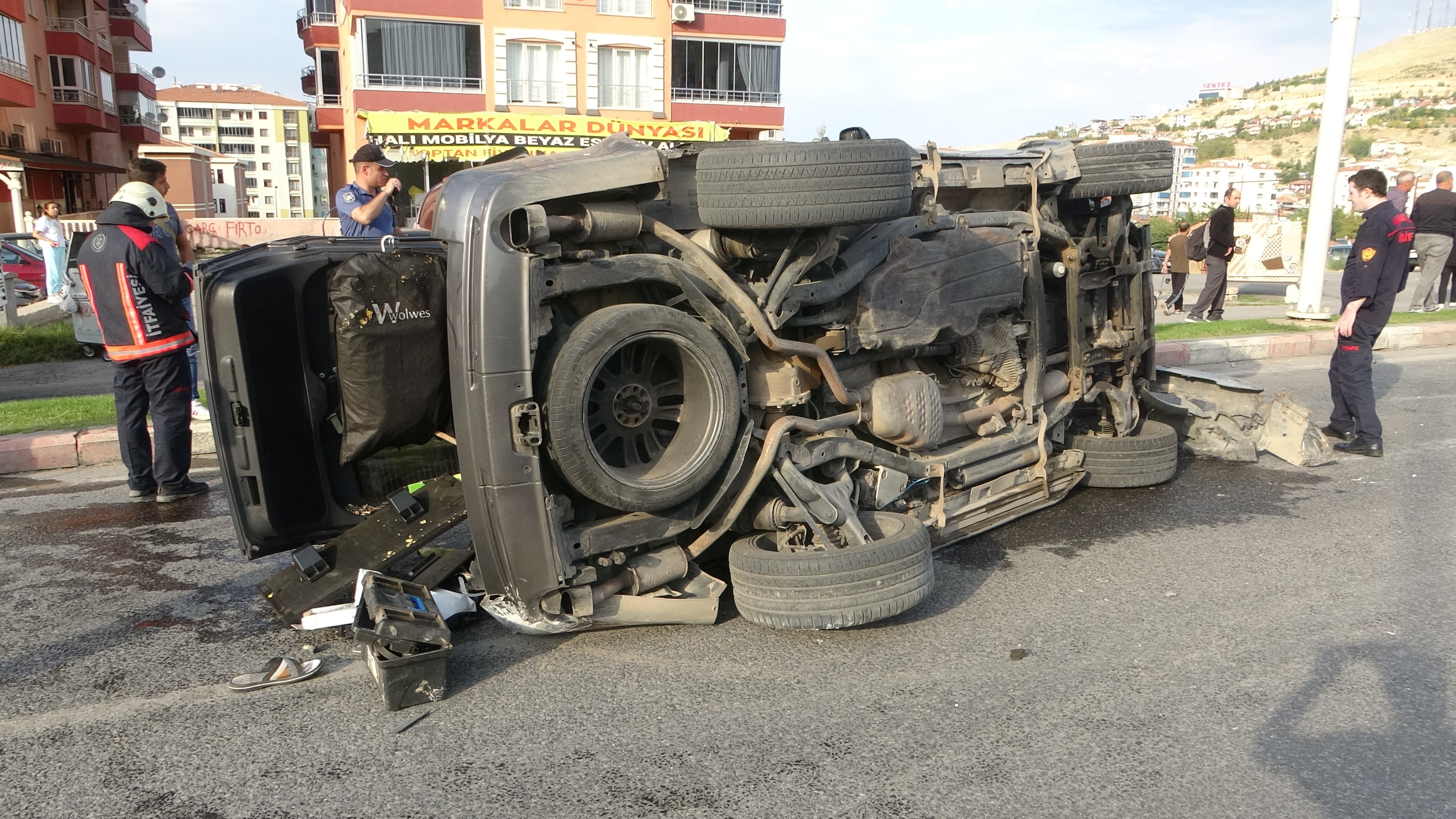 Otomobille çarpışan cip 40 metre sürüklendi: 3 yaralı