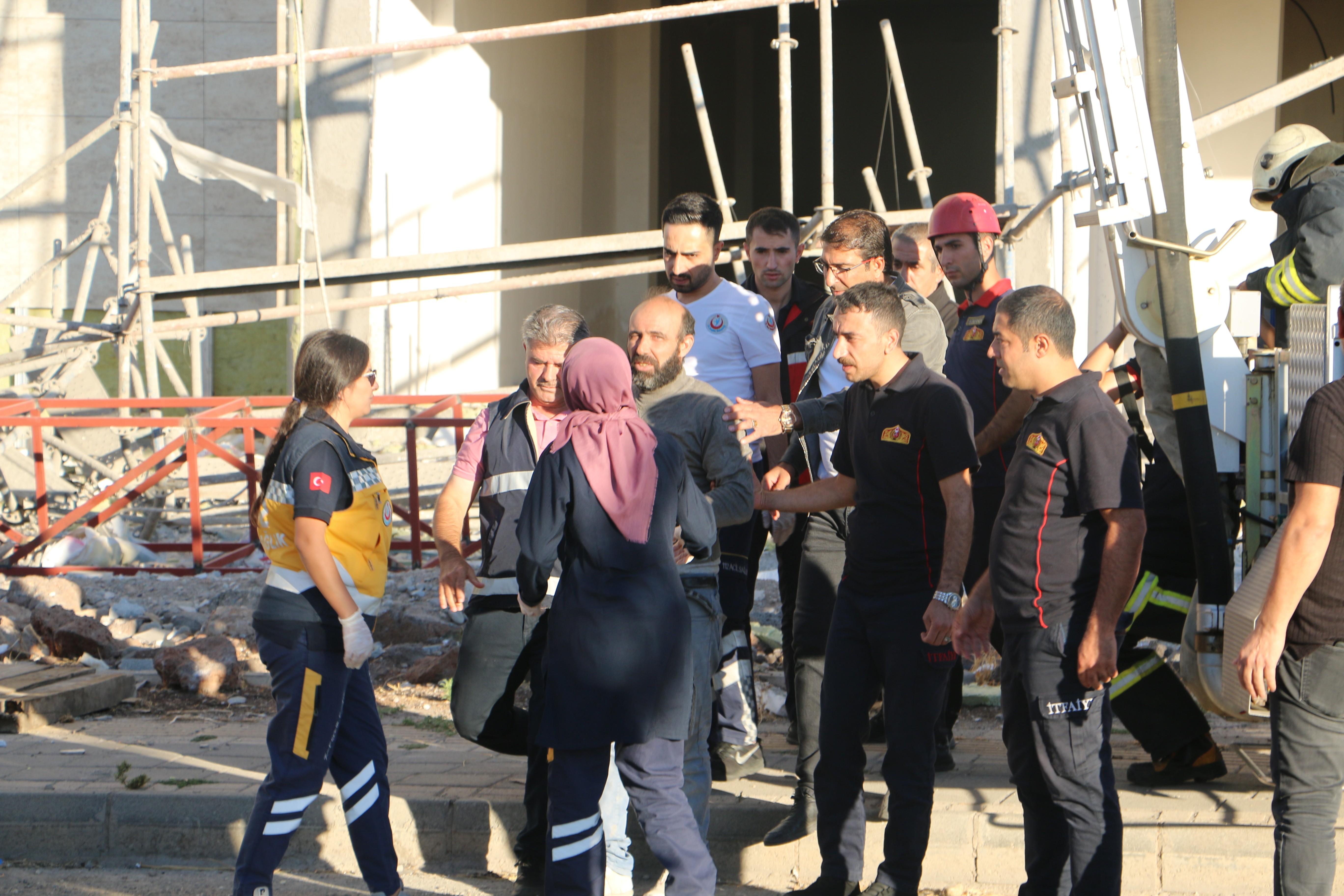 İnşaat iskelesi çöktü işçiler iple hayata tutundu
