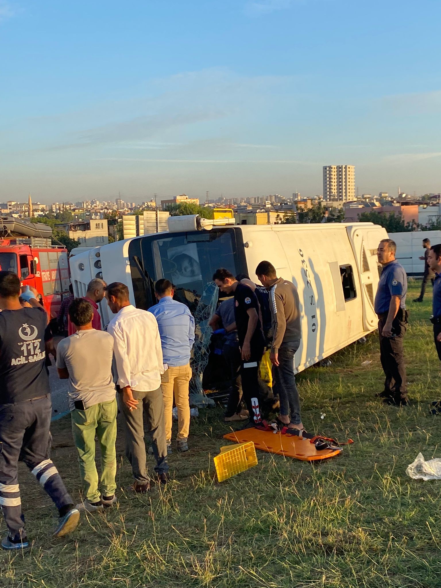 İşçileri taşıyan midibüs devrildi: 16 yaralı