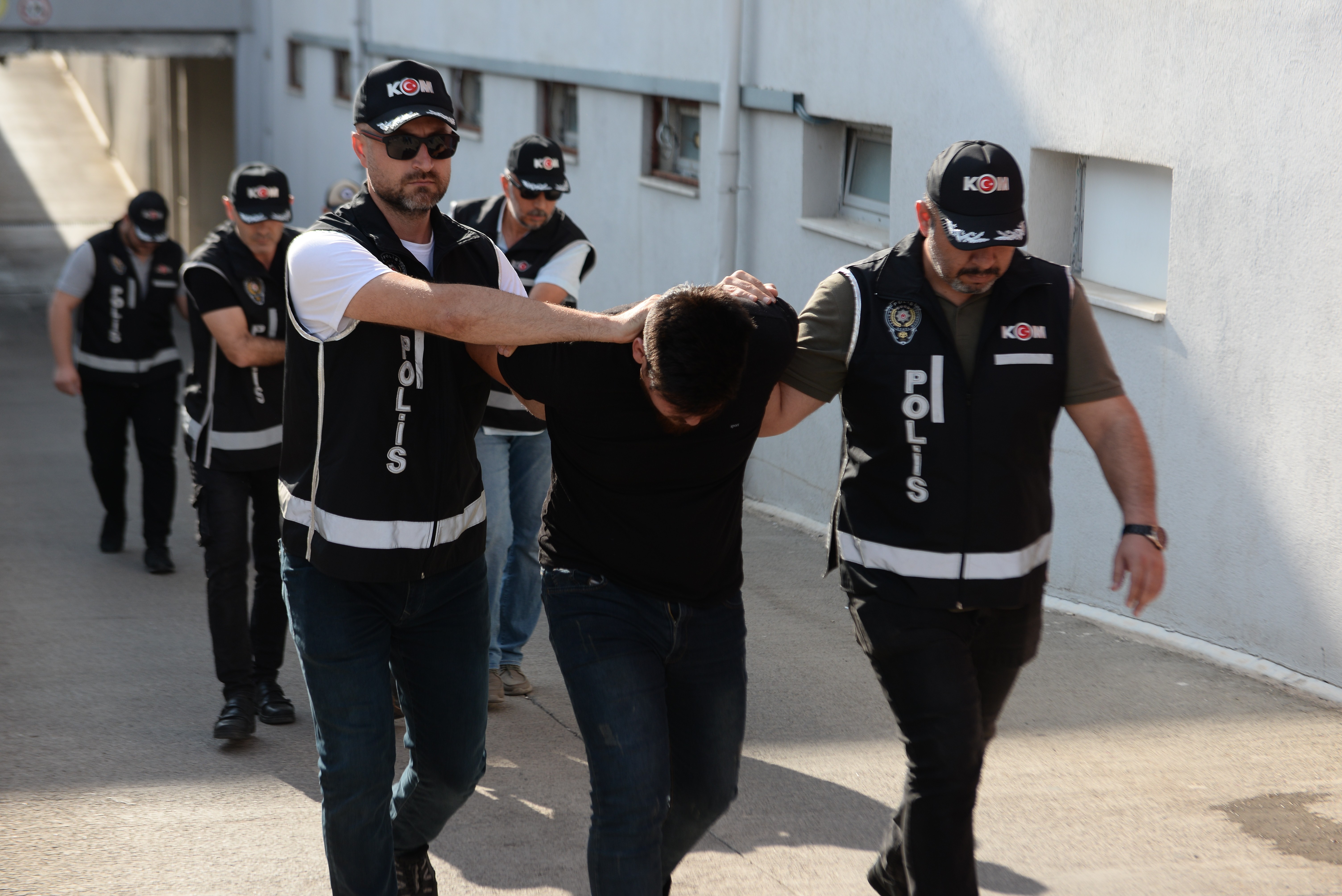 Silah ve uyuşturucu ticareti yapan 6 kişi yakalandı
