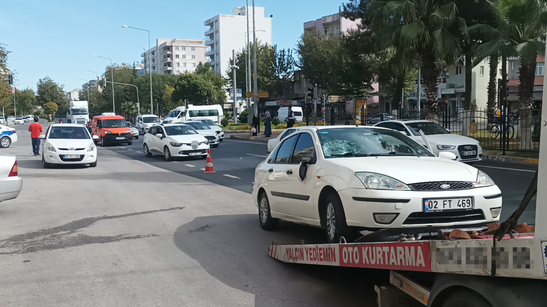 Otomobilin çarptığı genç ağır yaralandı