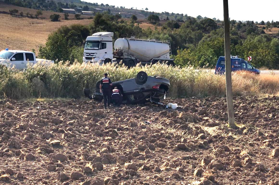 Otomobil şarampole devrildi: 1 ölü, 1 yaralı