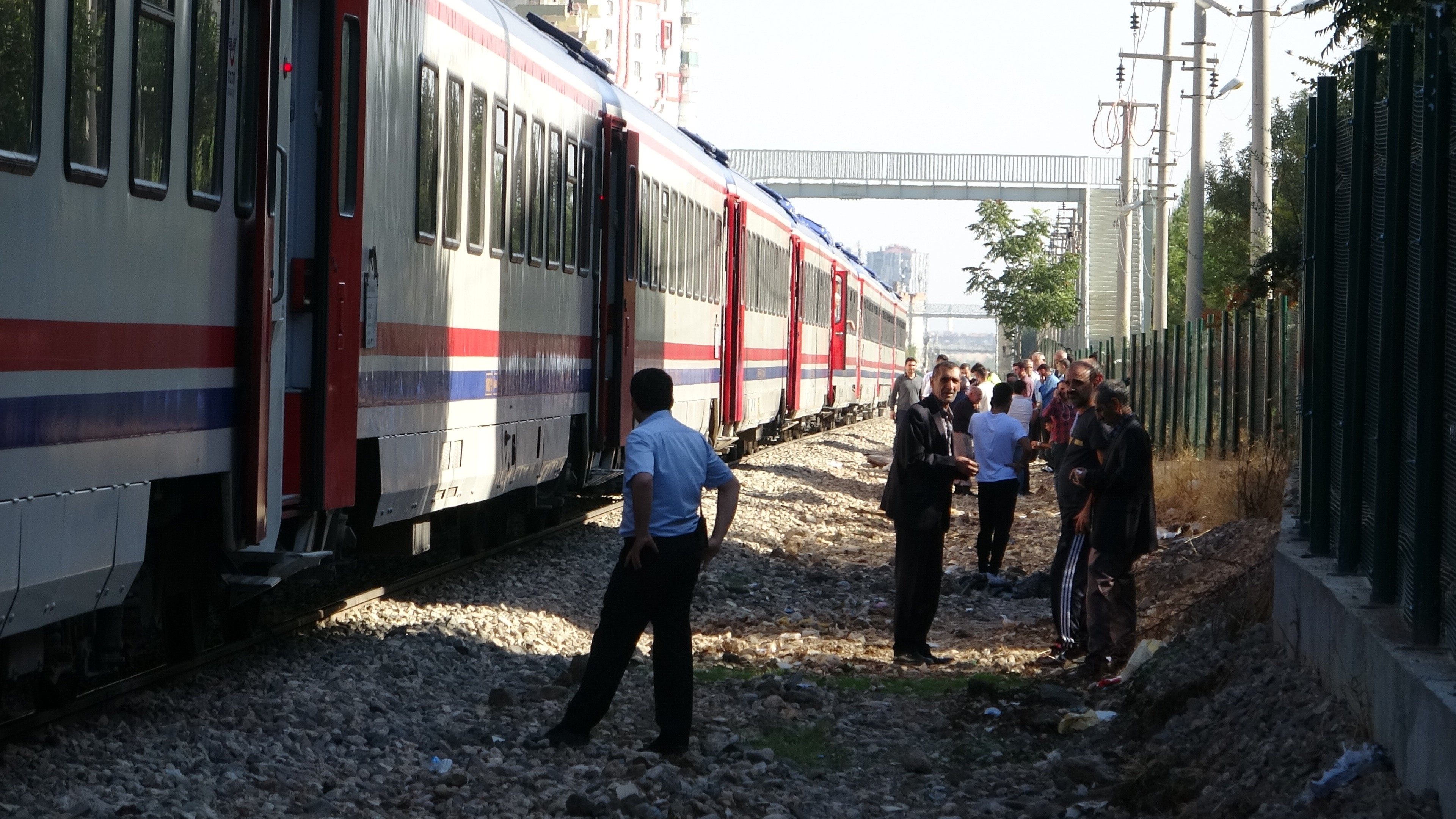 Yolun karşısına geçmeye çalışan adama tren çarptı