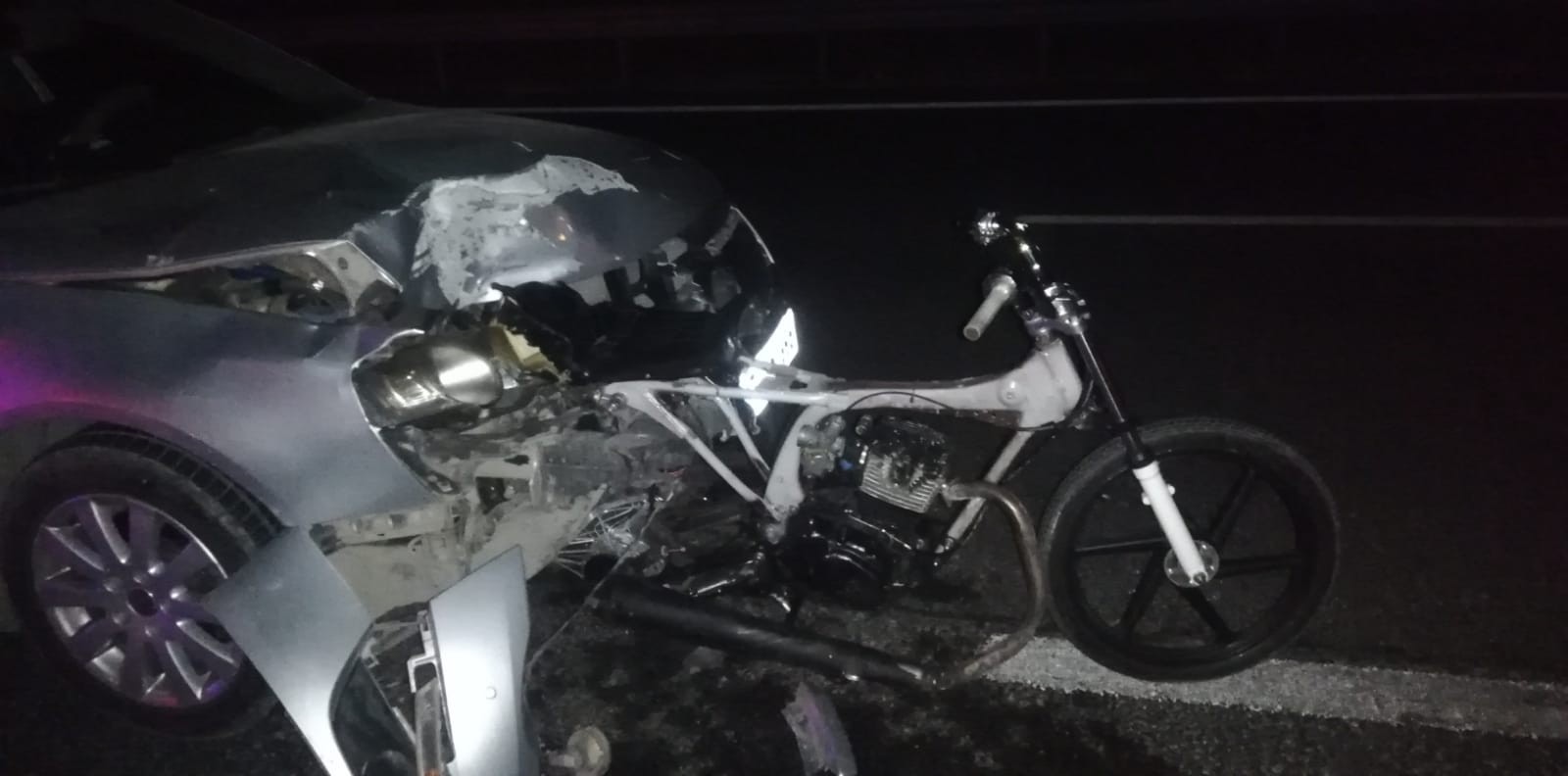 Otomobilin çarptığı motosikletli genç kurtarılamadı