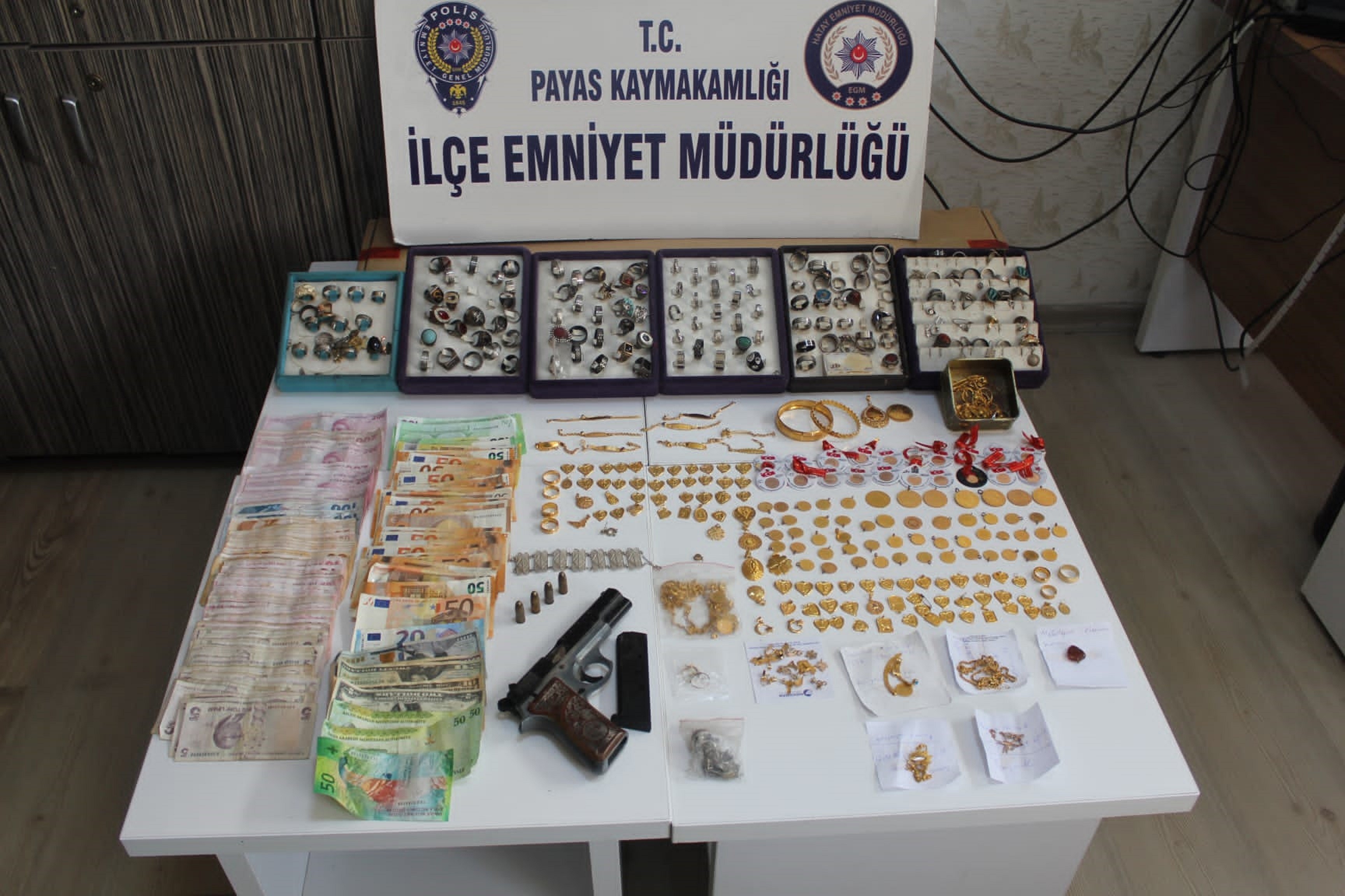 Kuyumcudan çaldığı altın ve paralarla yakalandı