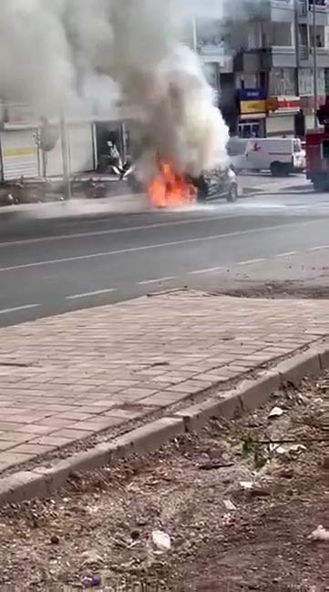 Seyir halindeki otomobil alev aldı