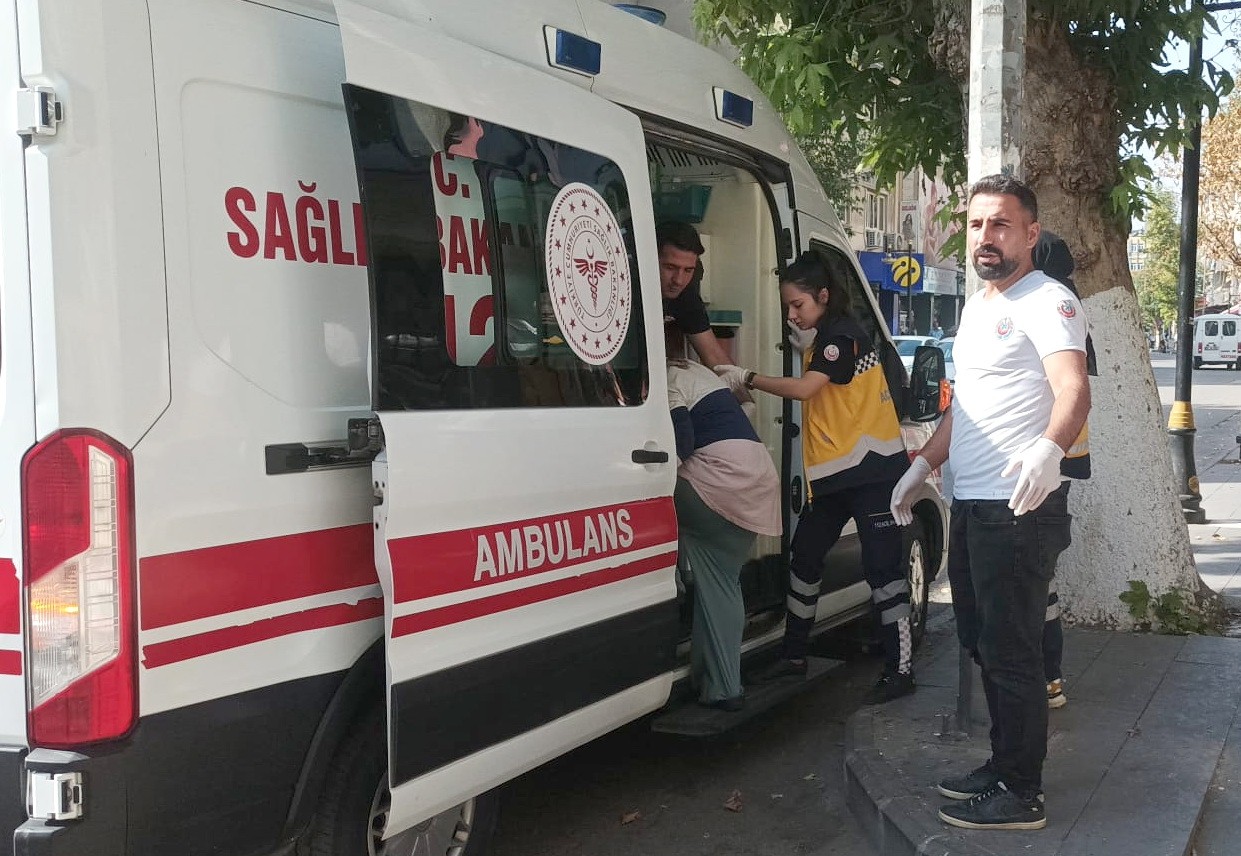 Sinir krizi geçiren kadın kafasını duvarlara vurdu