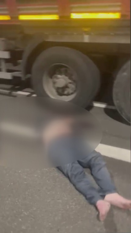 Lastik değiştiren tır sürücülerine otomobil çarptı: 4 yaralı