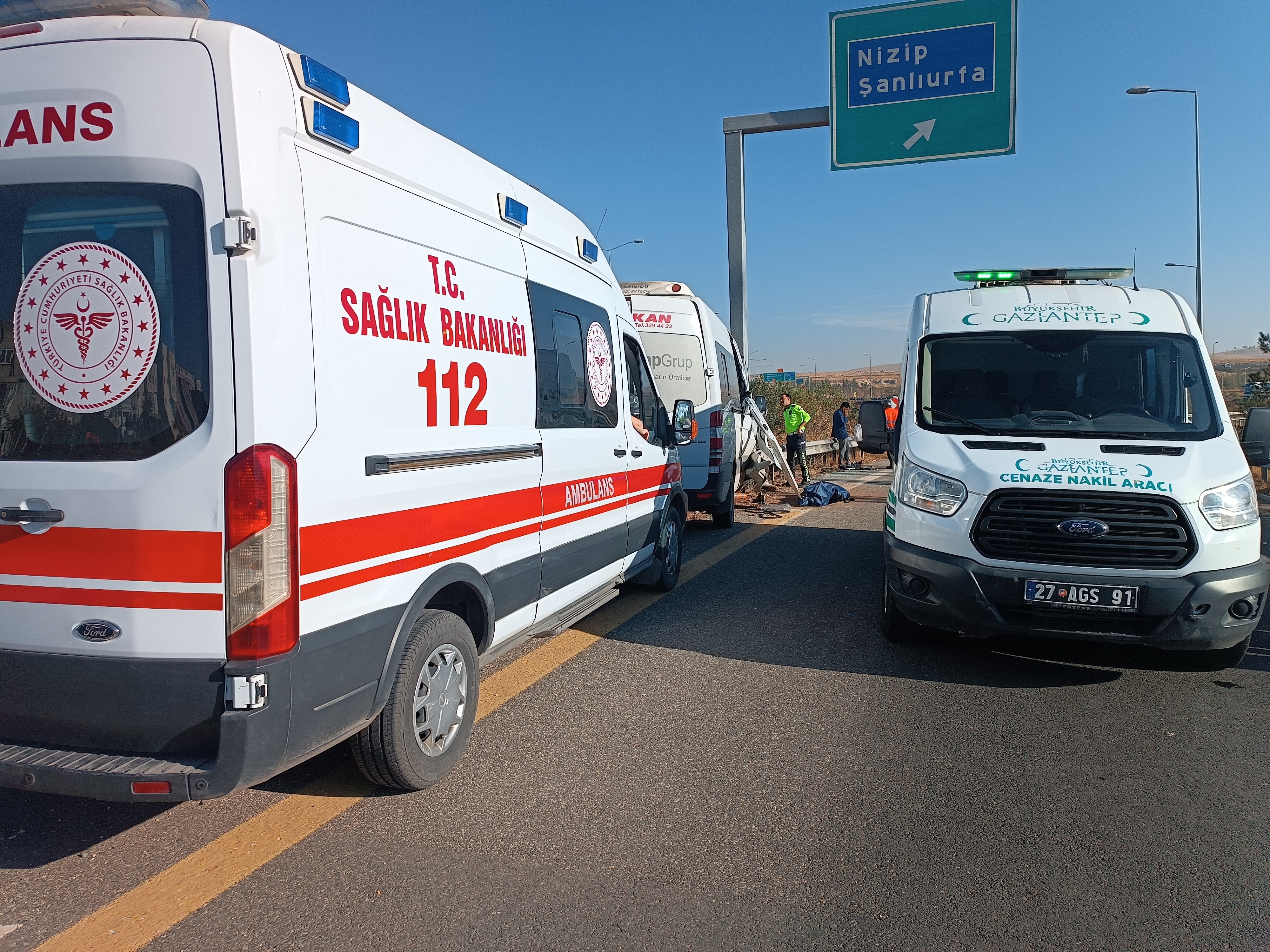 İşçi servisi bariyerlere saplandı: 1 ölü, 5 yaralı