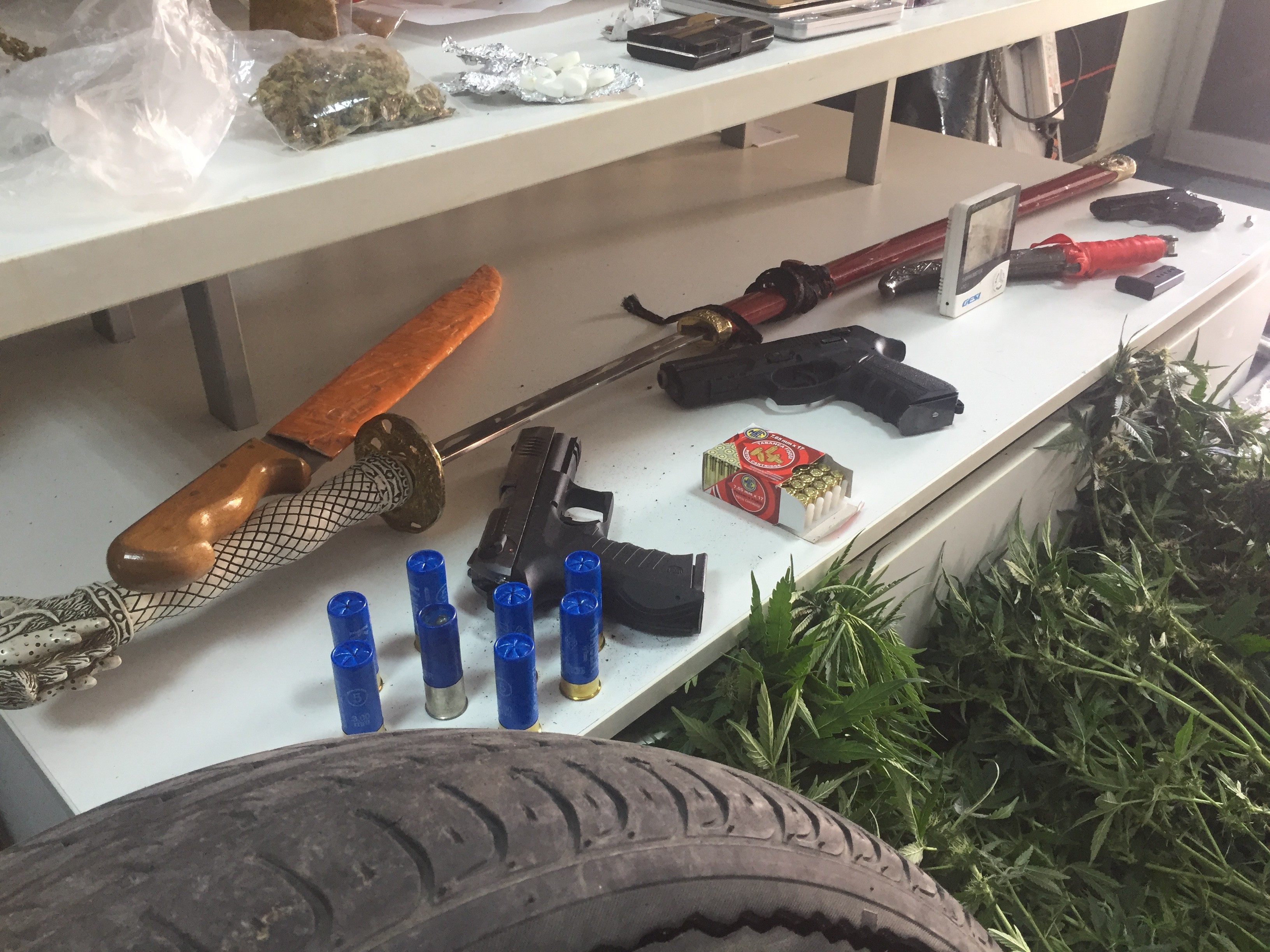 Yedek lastikten esrar çıktı!  27 gözaltı