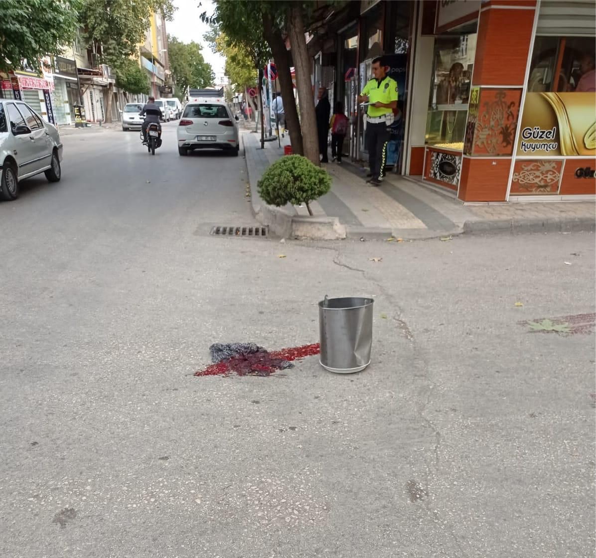 Üzerine elektrik direği düşen kadın ağır yaralandı