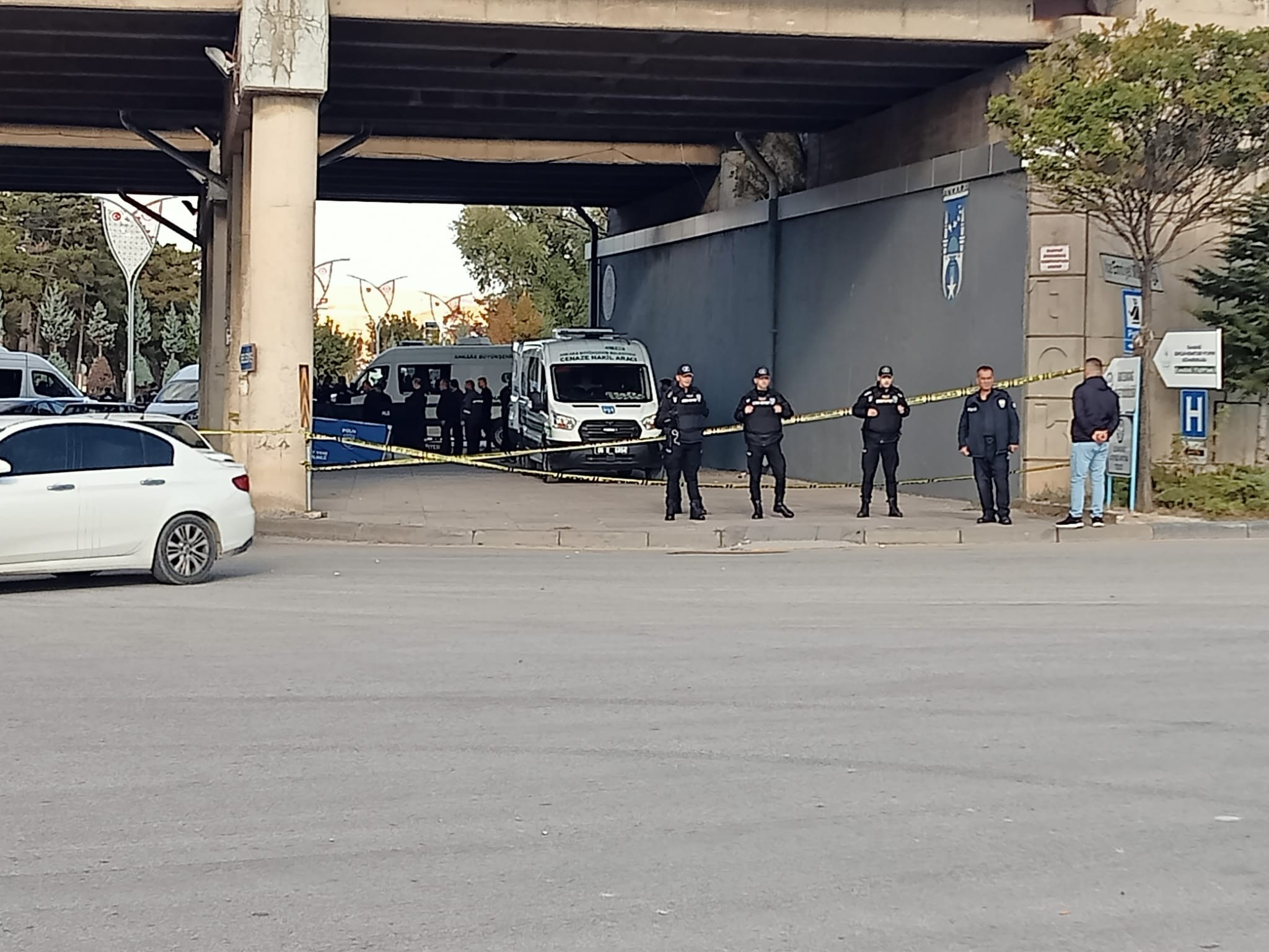 Polis memuru eşini kayınpederini vurduktan sonra intihar etti