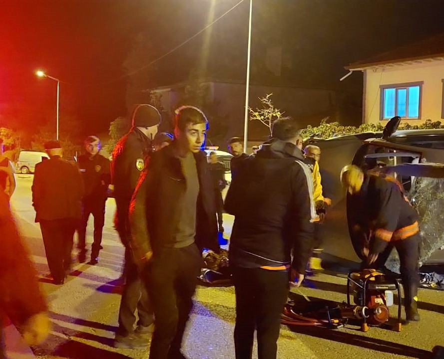 Park halinde araca çarpan otomobil yan yattı: 4 yaralı
