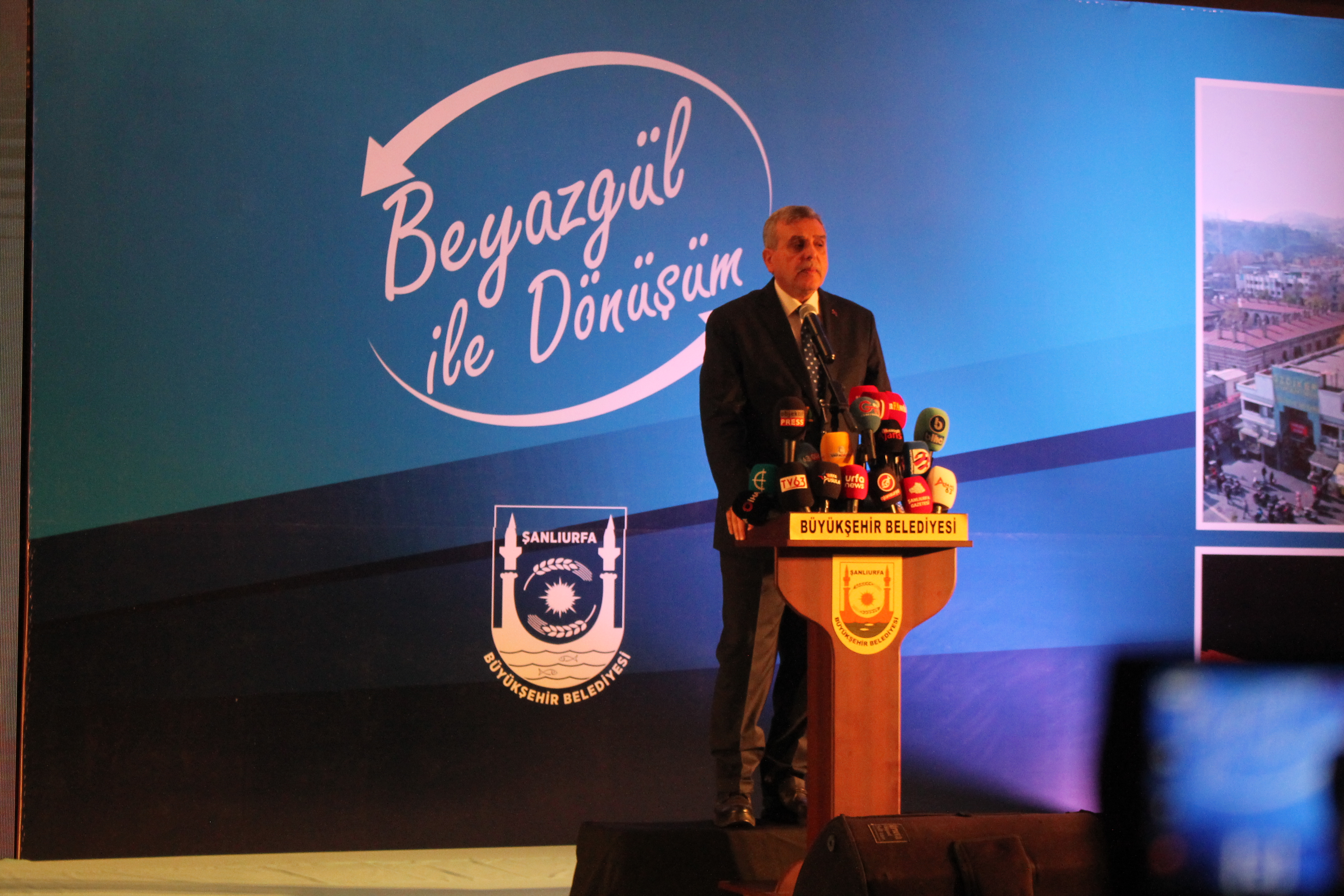 Gazetecilerin soruları başkan Beyazgül'ü terletti