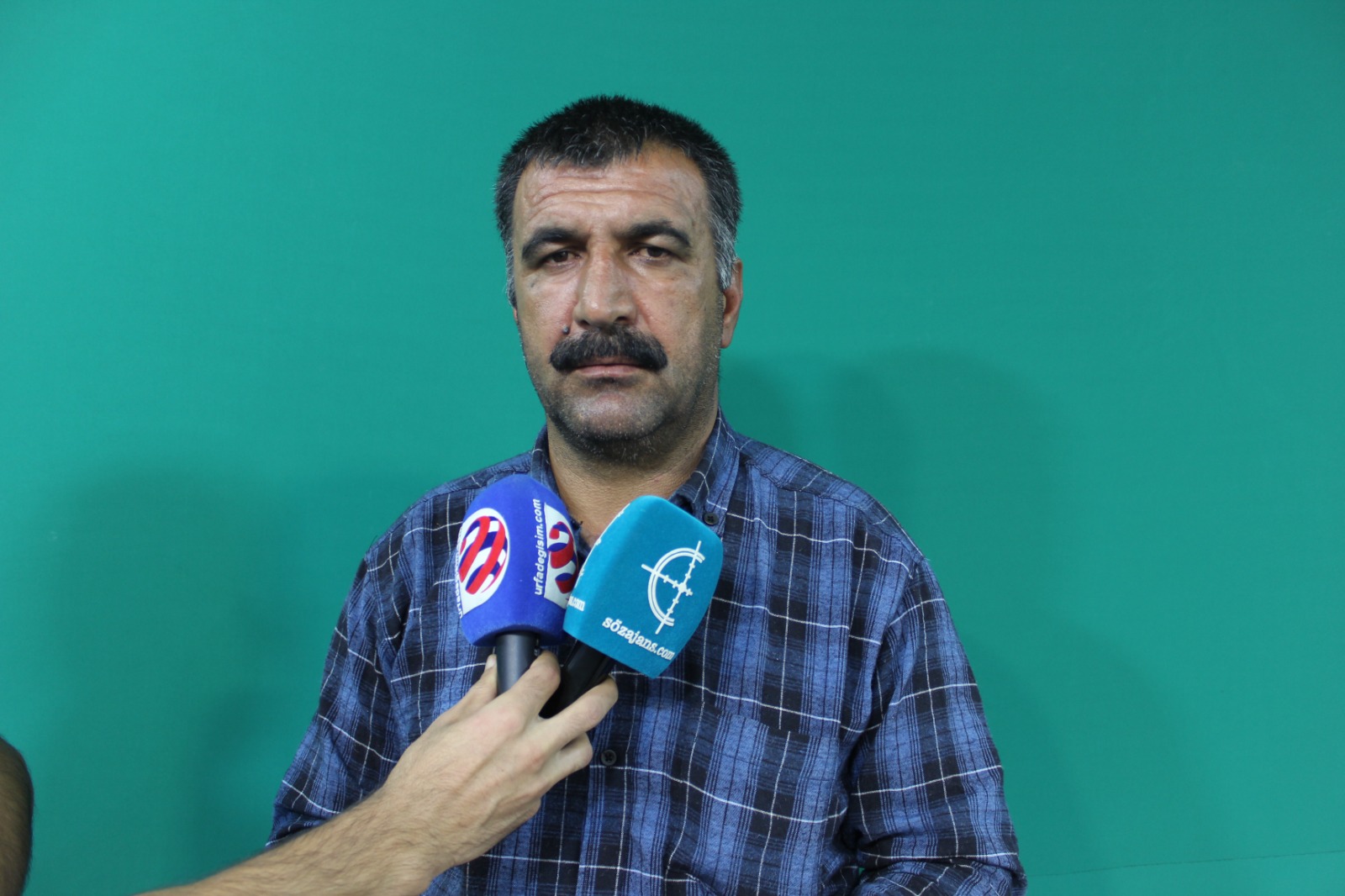 Urfalı çiftçi geçen yılları mumla arıyor!